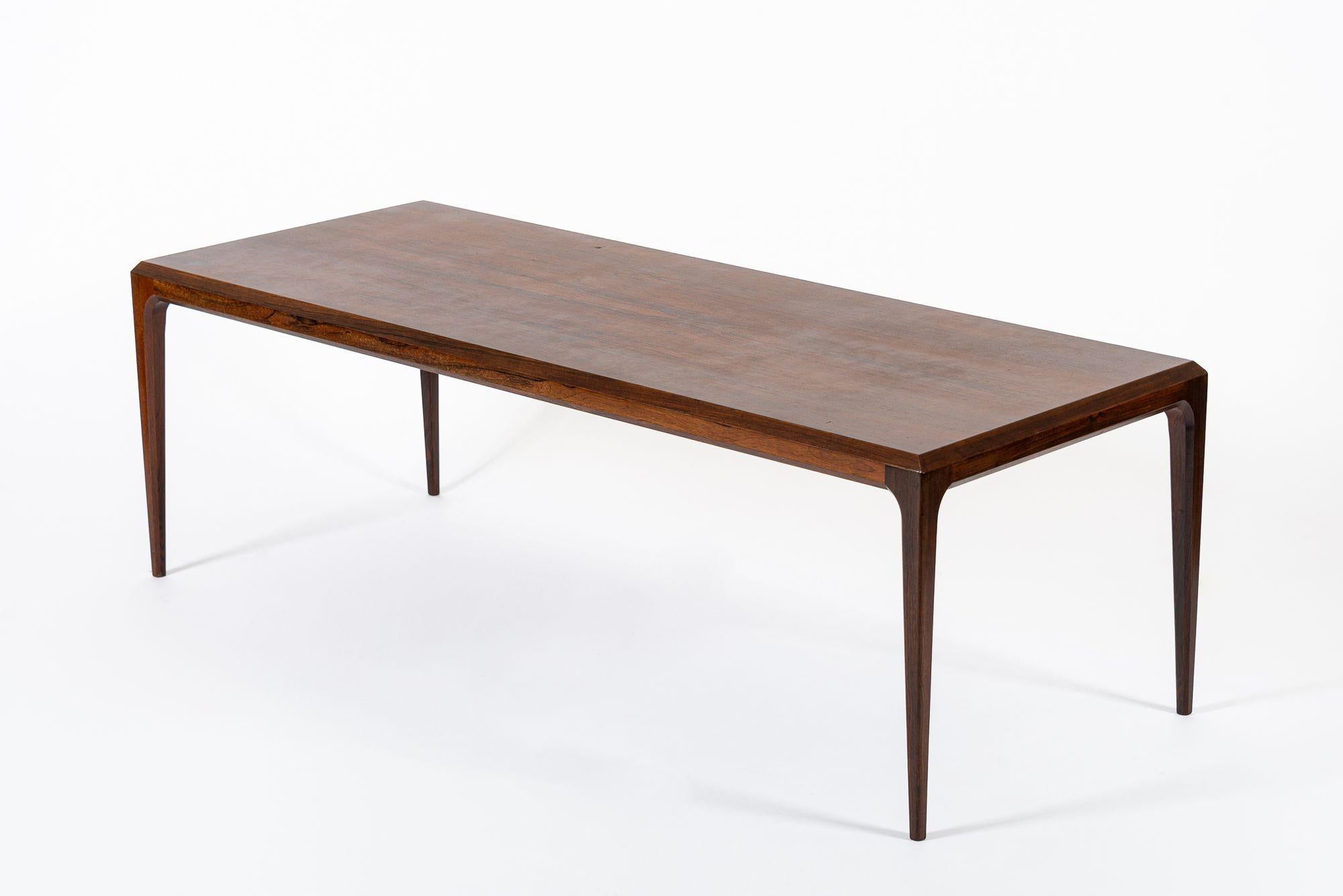 Vintage Danish Modern Long Rosewood Coffee Table by Johannes Andersen In Good Condition For Sale In Detroit, MI