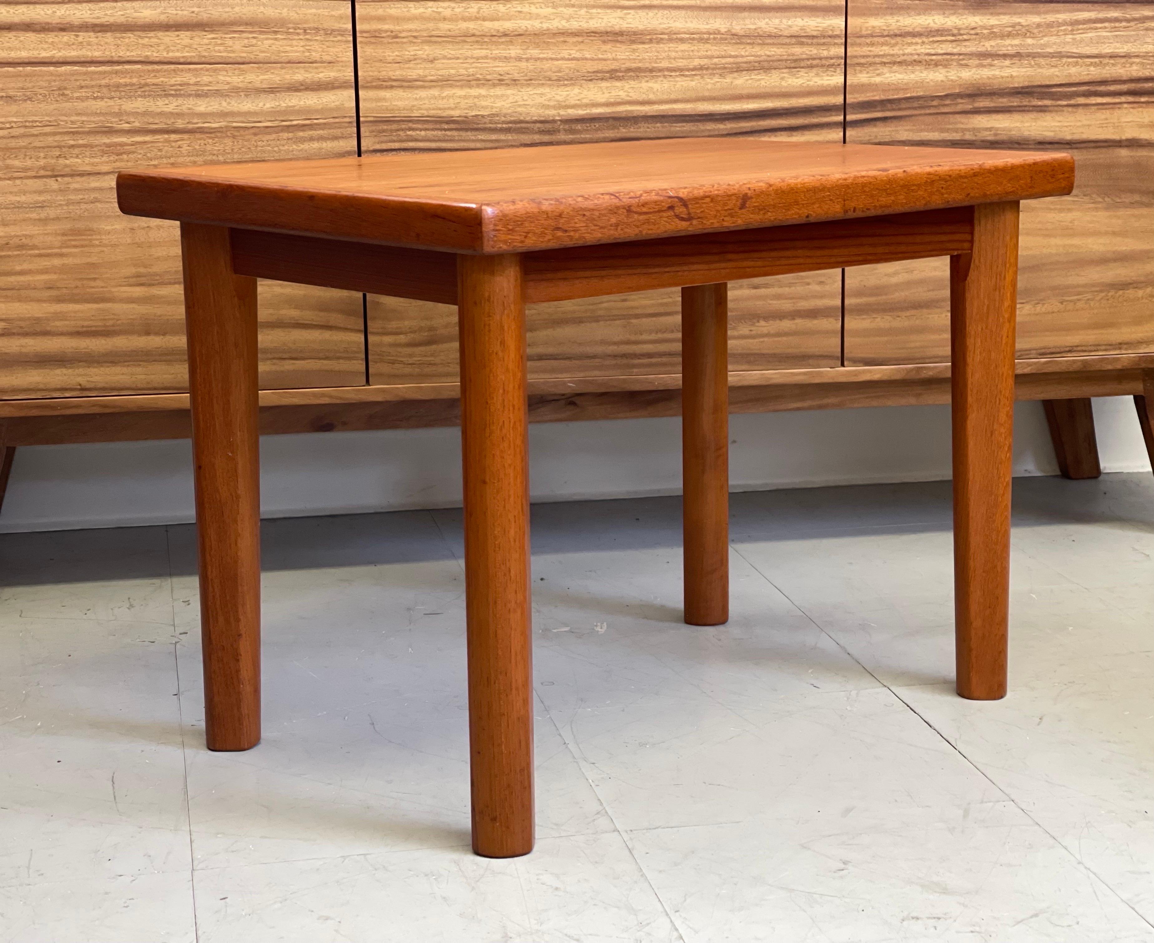 Vintage Danish Modern Mid-Century Modern Accent Table

Dimensions. 25 1/2 W ; 17 1/2 D ; 18 1/2 H.
