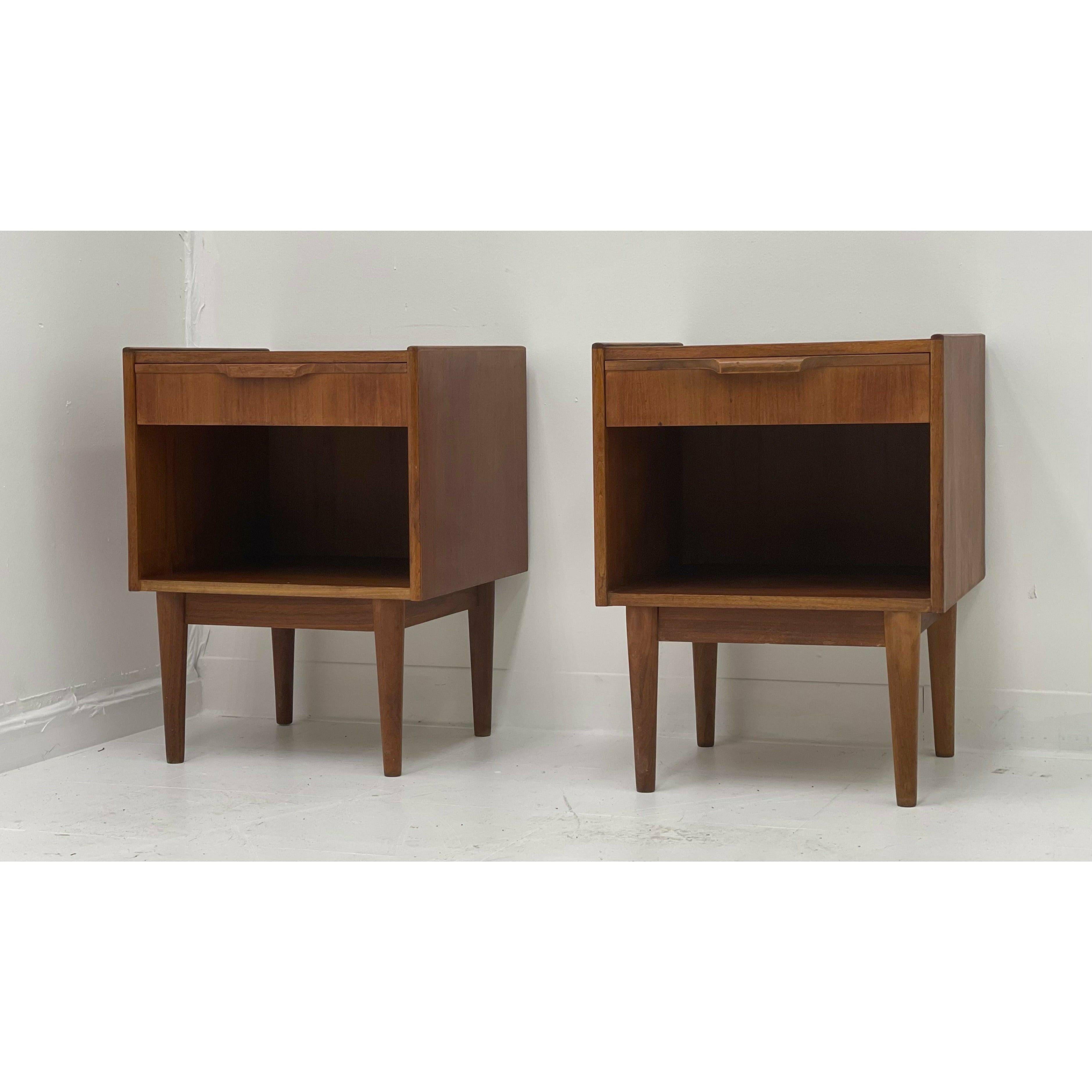  Tables d'extrémité Vintage MCM

Dimensions. 18W ; 17.5D ; 24H