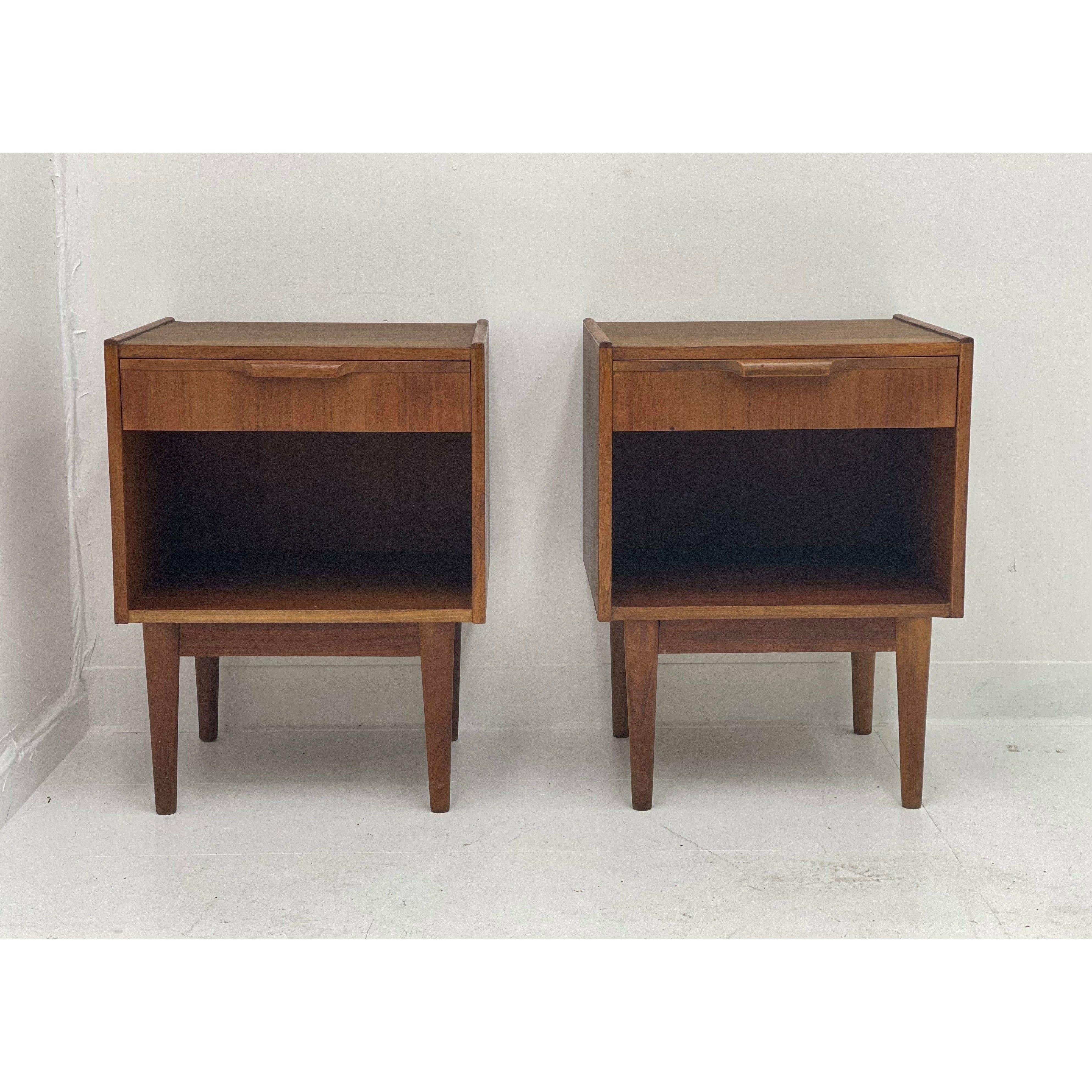 Mid-Century Modern Ensemble de 2 tables d'appoint danoises modernes du milieu du siècle dernier en vente