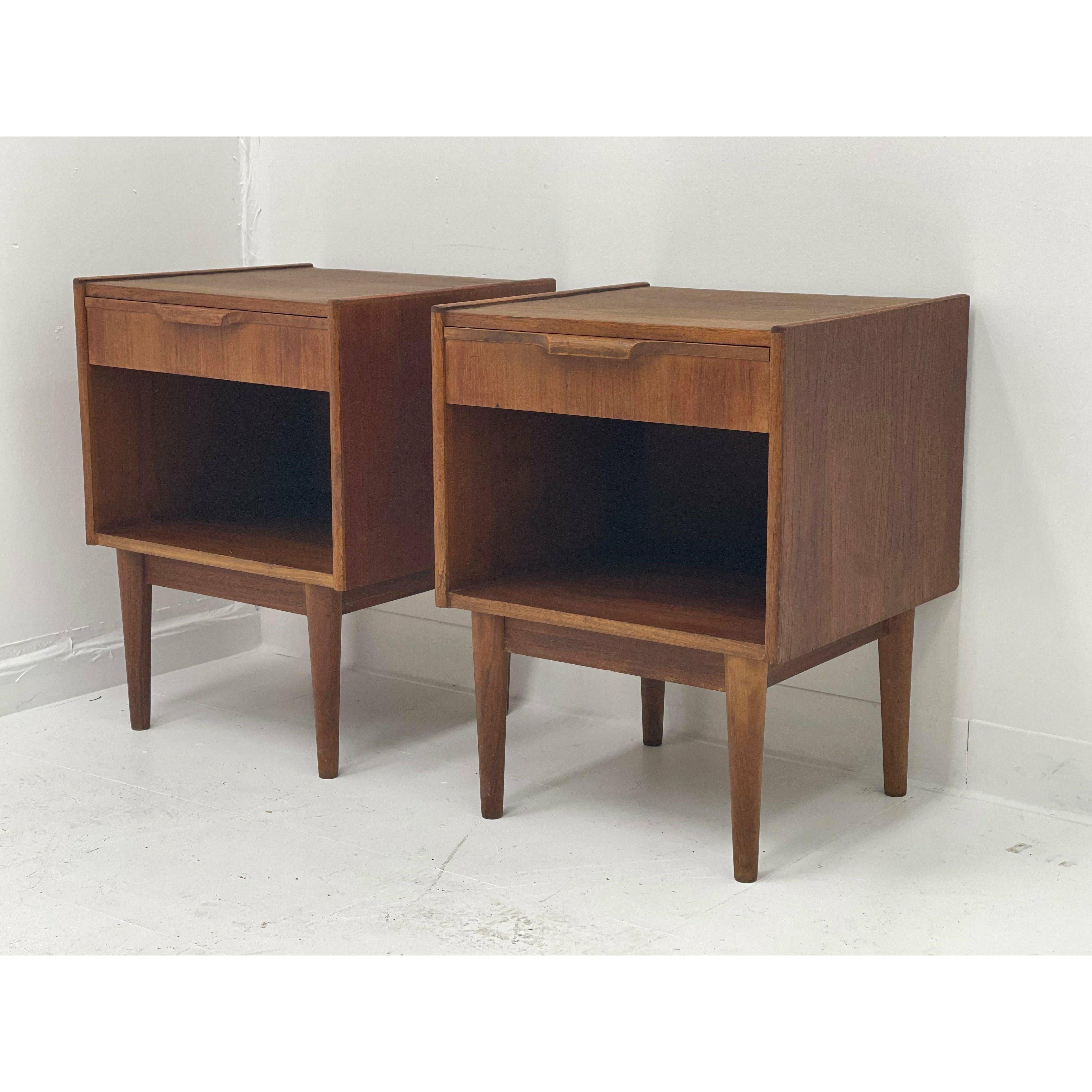 Ensemble de 2 tables d'appoint danoises modernes du milieu du siècle dernier Bon état - En vente à Seattle, WA