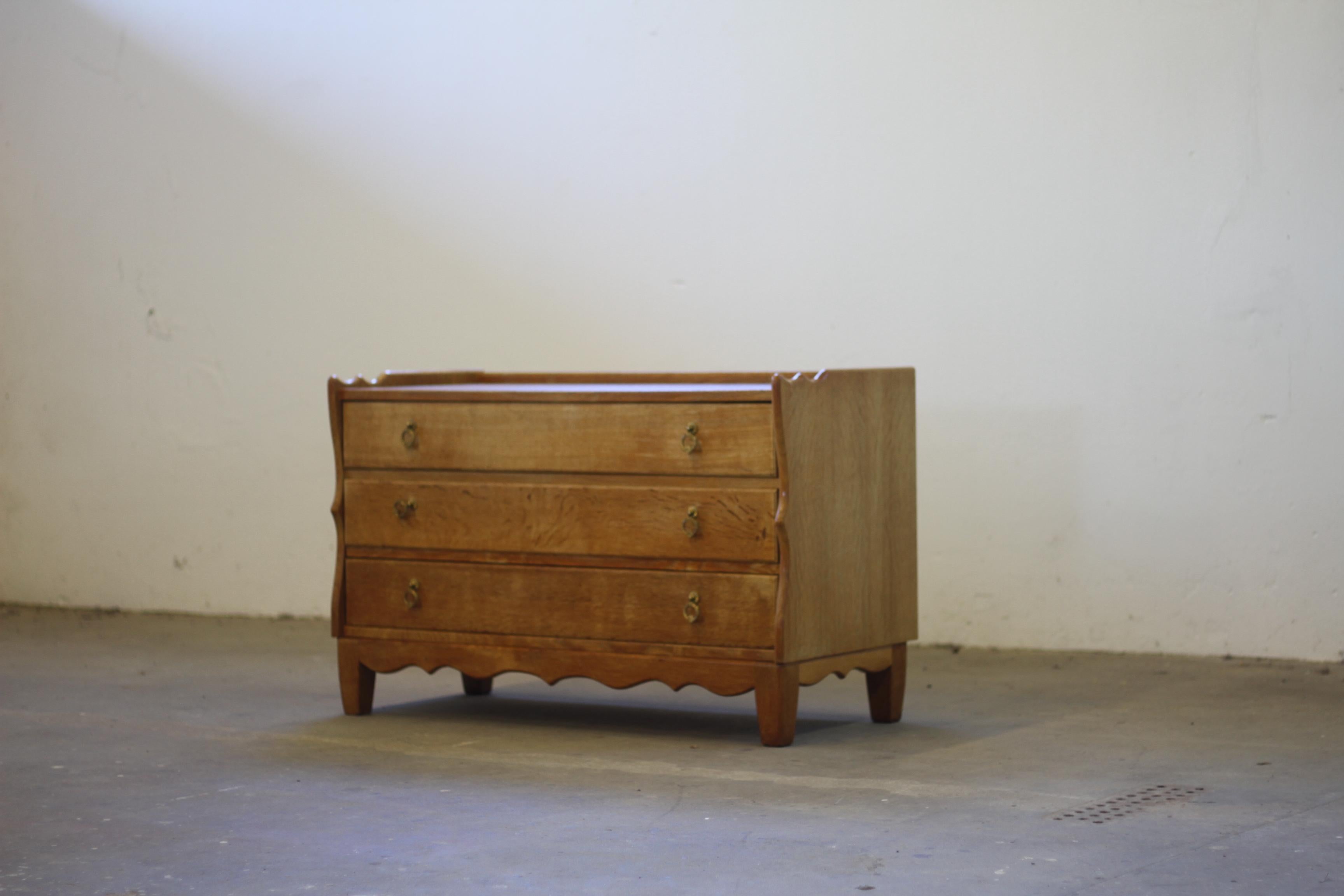 Scandinavo moderno Mobile danese moderno in Oak attribuito a Kjærnulf, anni '60 in vendita