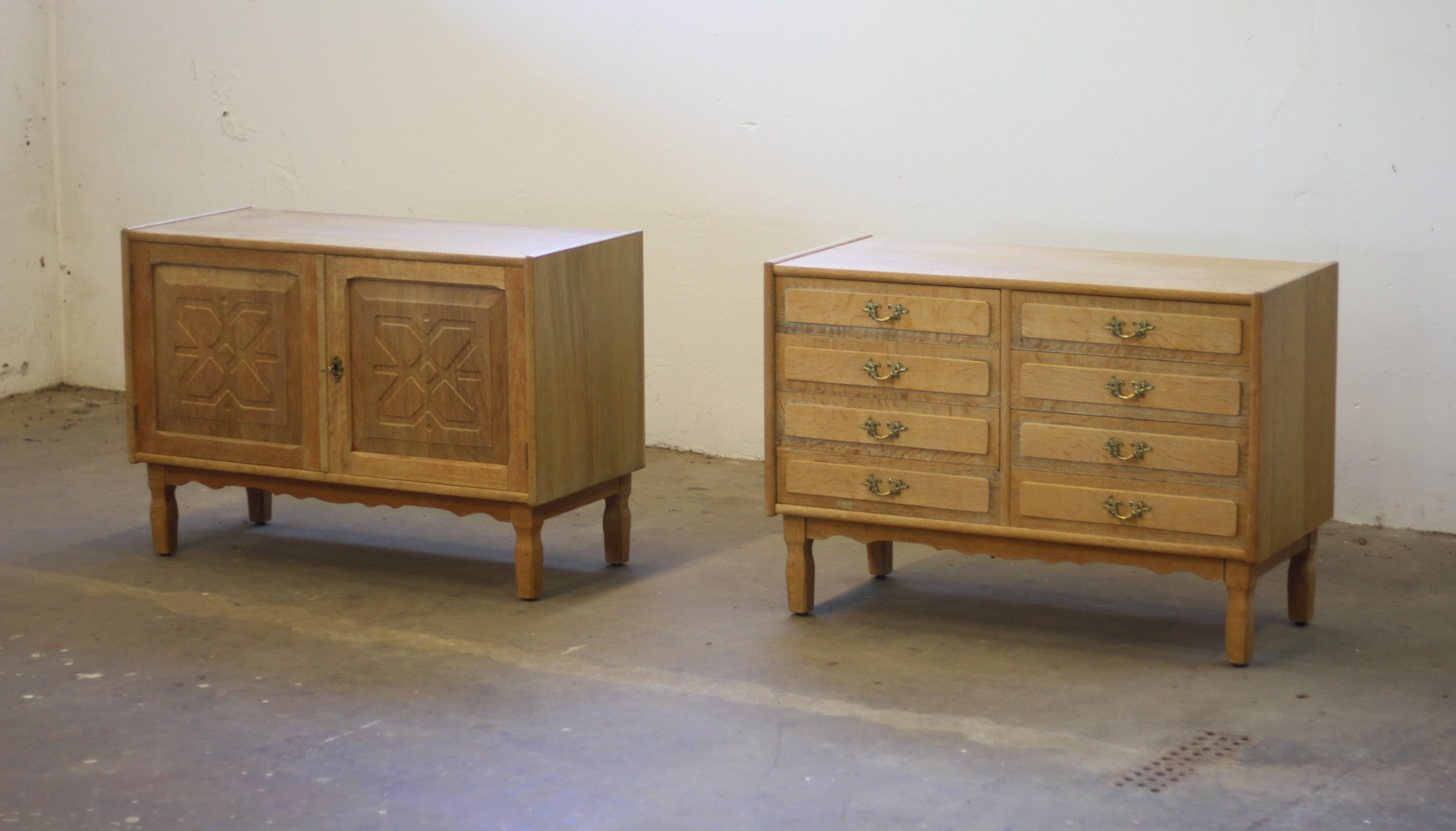 Un set di armadi o credenze compatte in legno di quercia nordica del Medioevo Moderno. Prodotta in Danimarca negli anni 1960/70 e spesso attribuita al famoso designer danese Henning Kjærnulf. Kjærnulf è riconosciuto a livello mondiale per la sua