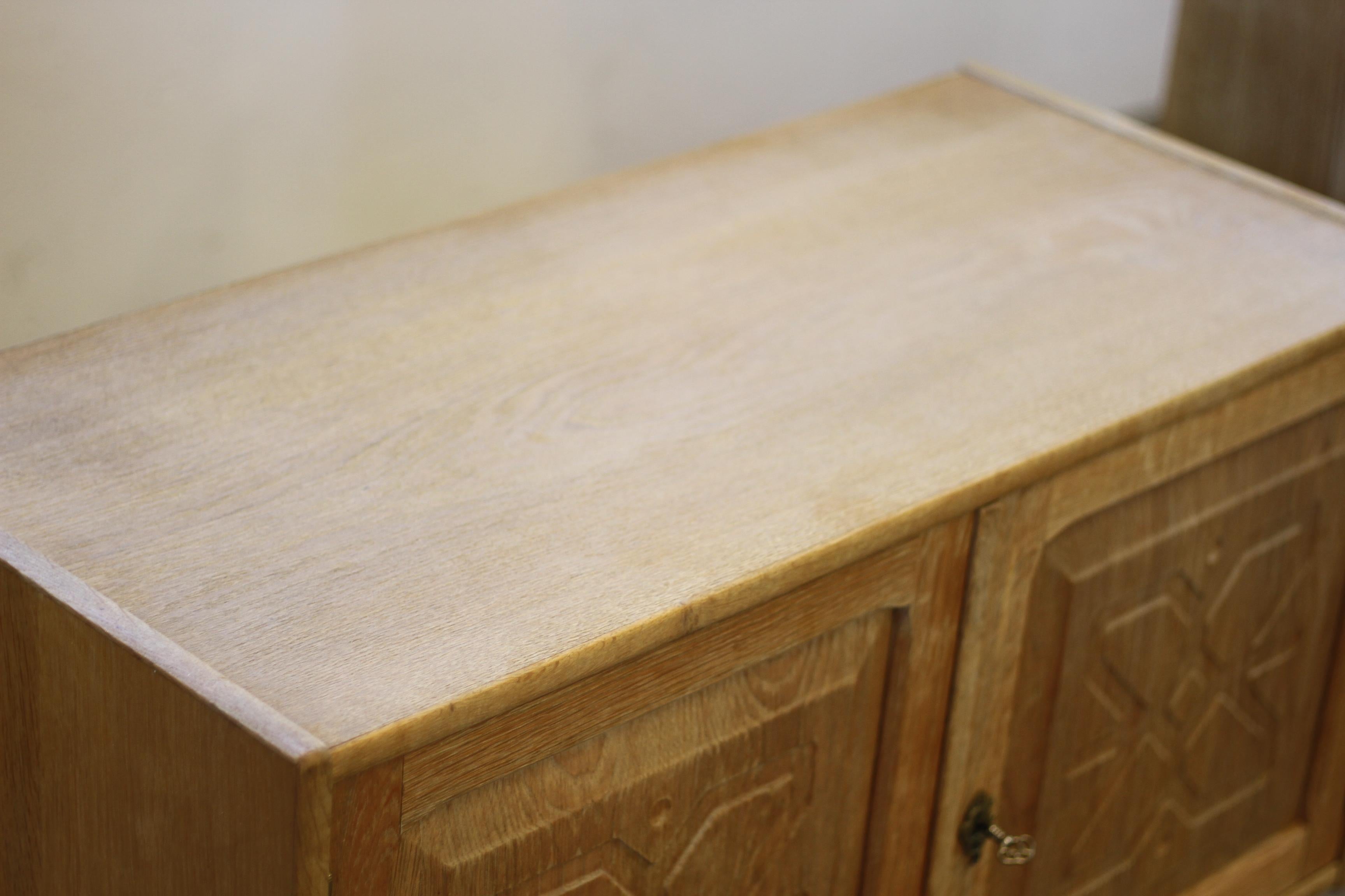 Armadi moderni danesi d'epoca in Oak, stile Kjærnulf, anni '60. Set di 2 in vendita 1