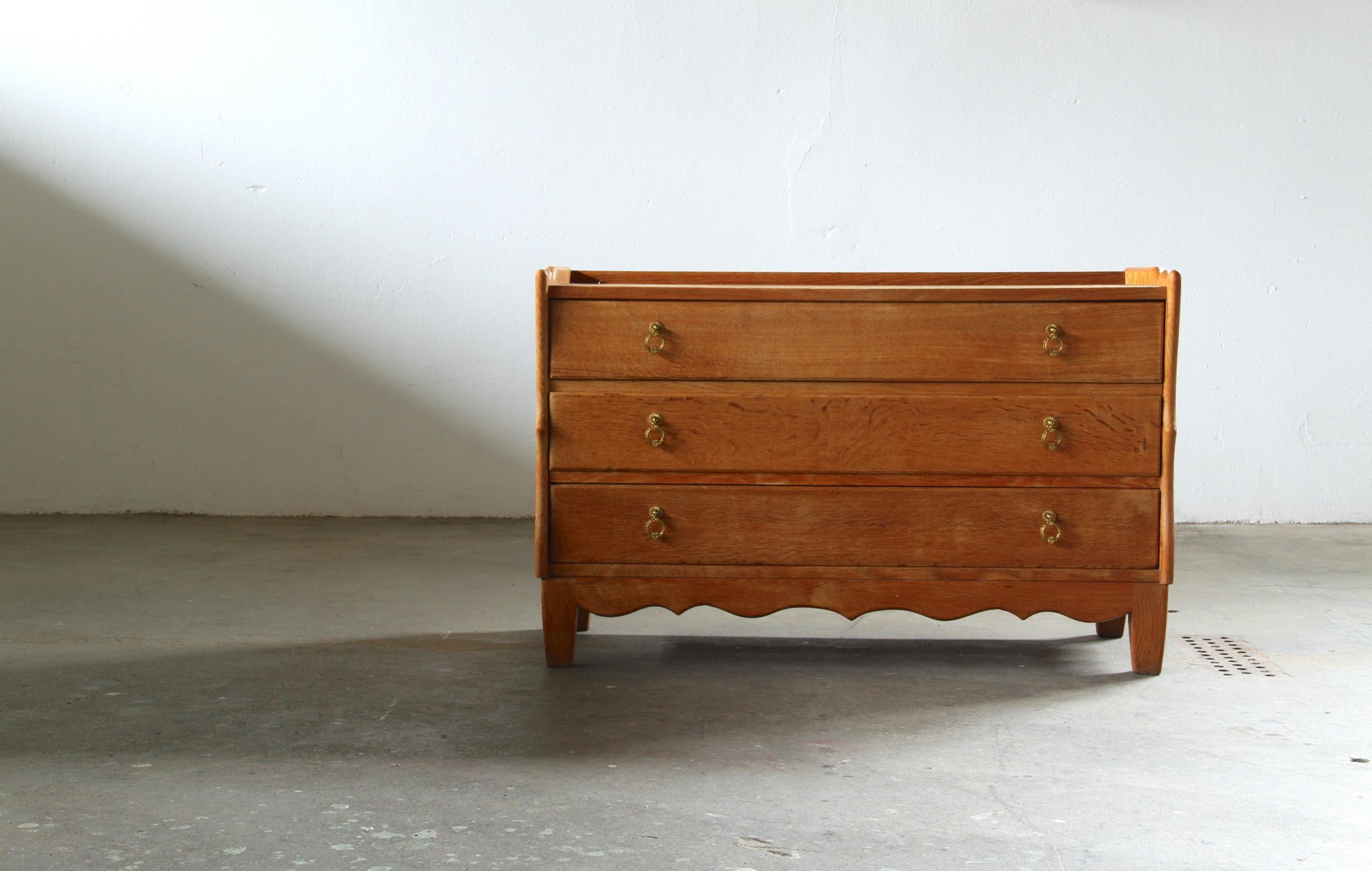 Vintage Danish Modern Oak Dresser zugeschrieben Kjærnulf, 1960er Jahre (Skandinavische Moderne) im Angebot