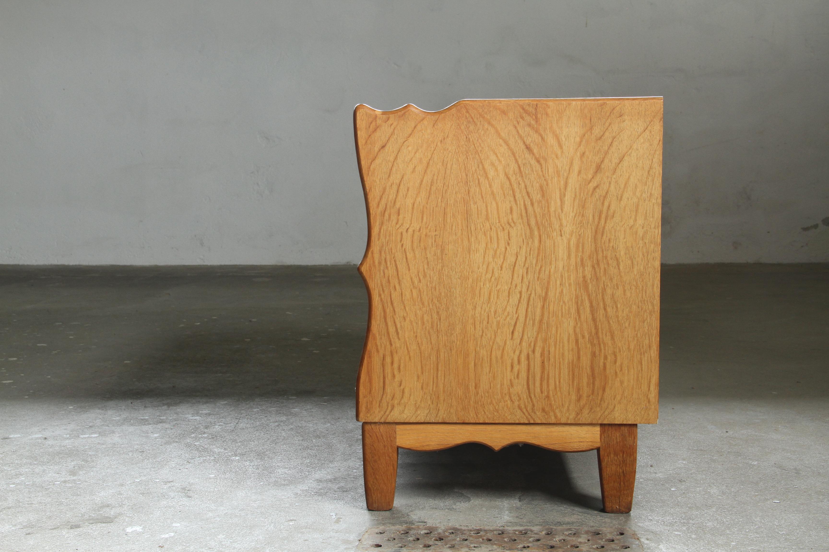 Vintage Danish Modern Oak Dresser zugeschrieben Kjærnulf, 1960er Jahre (Dänisch) im Angebot