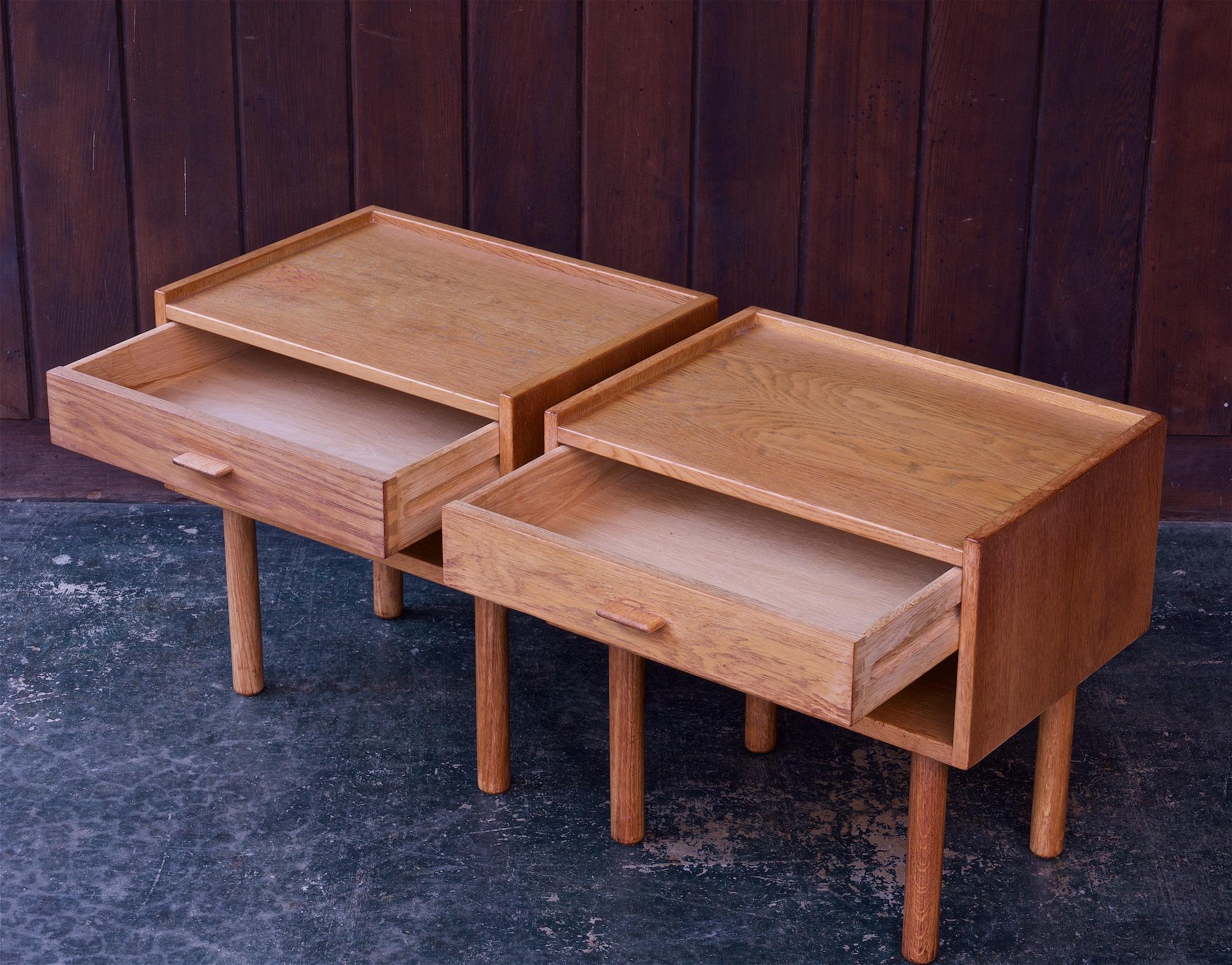 Placage Tables de nuit danoises modernes vintage en chêne par Hans J. Wegner pour Ry Mobler 