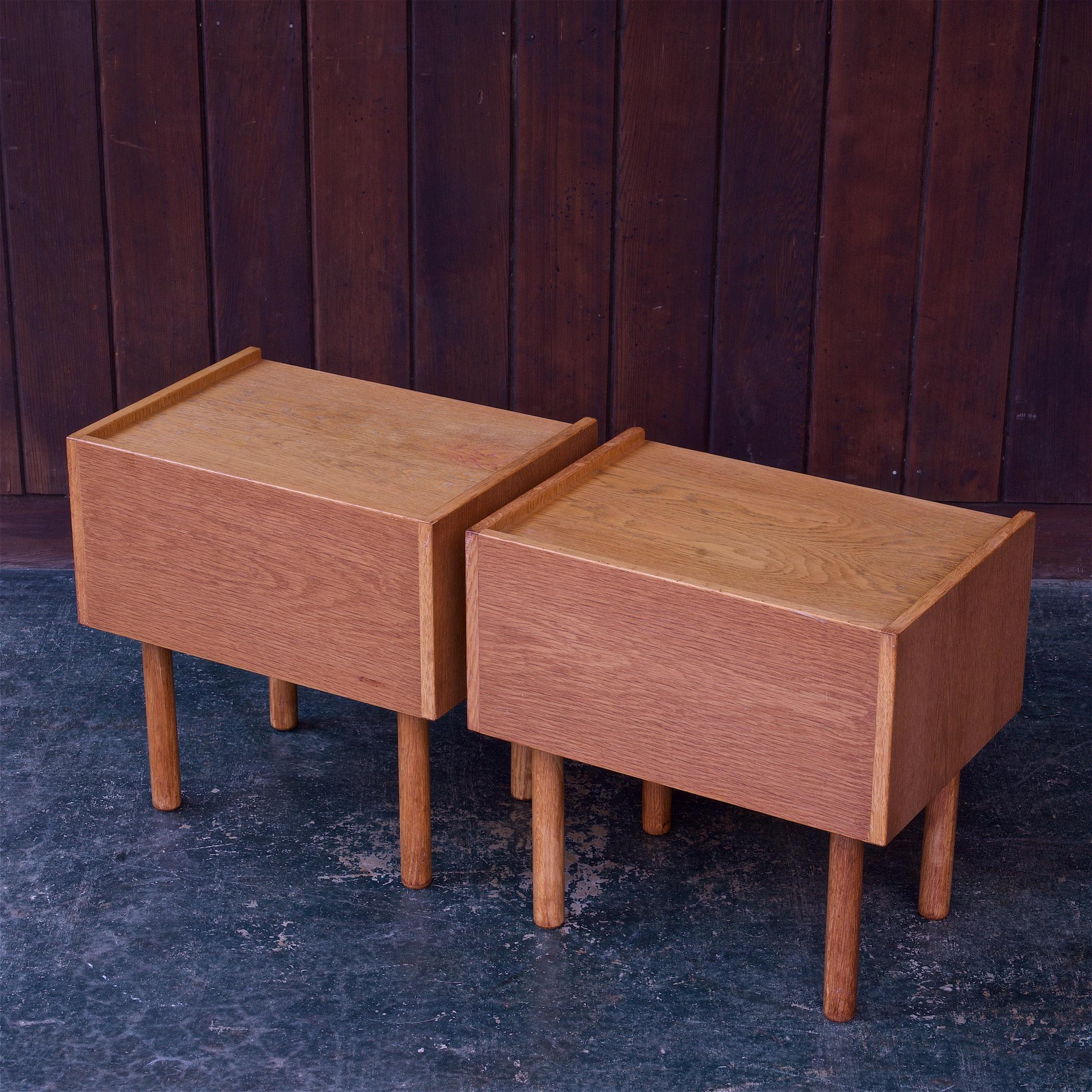 Milieu du XXe siècle Tables de nuit danoises modernes vintage en chêne par Hans J. Wegner pour Ry Mobler 