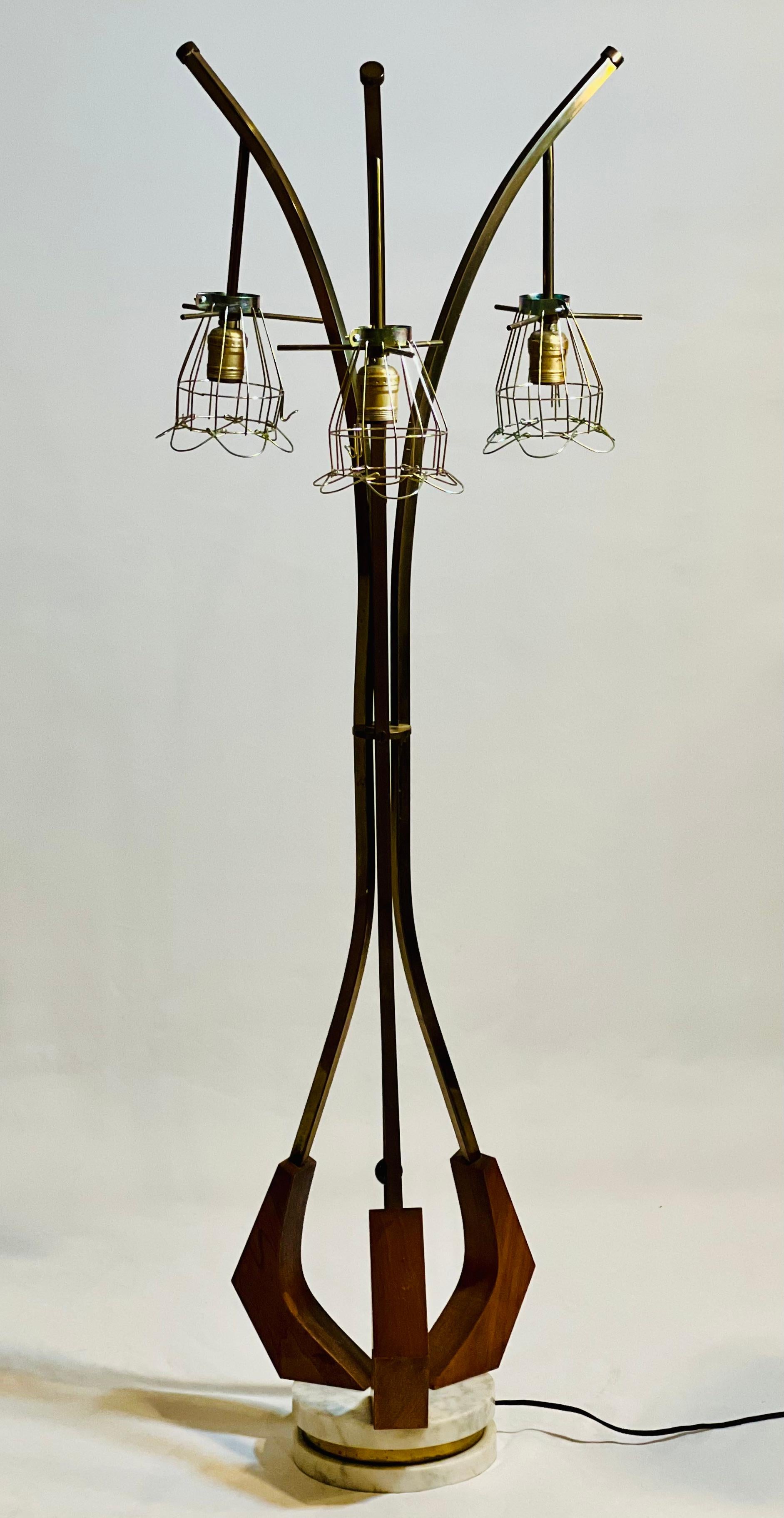 Lampada da terra danese moderna d'epoca a tre luci, anni '60 circa.

Lampada dalla forma organica e scultorea, realizzata in ottone e teak con una base in marmo e ottone impilati. A forma di albero o pianta, presenta tre lampade a sospensione con