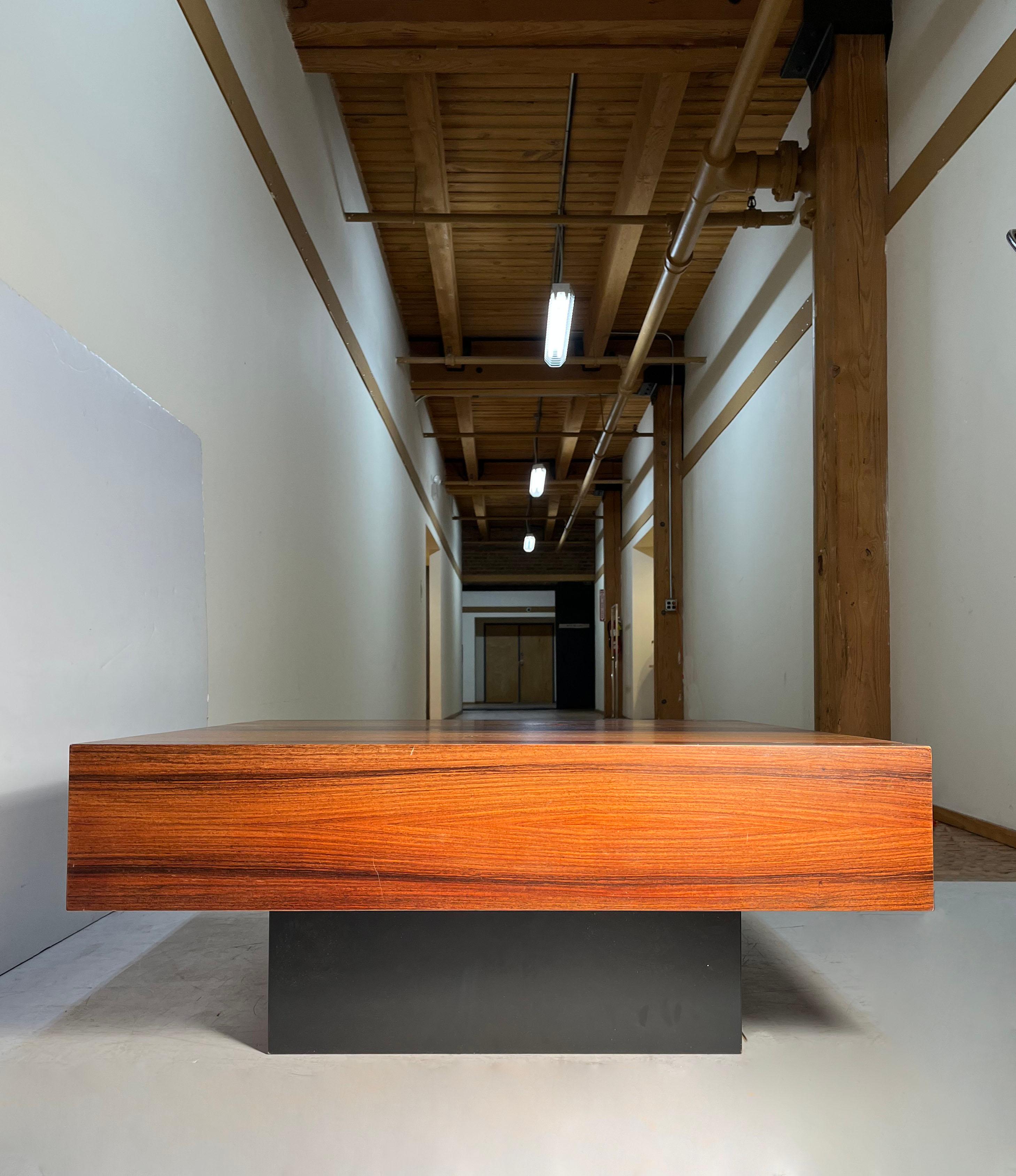 Legno Tavolino con piedistallo moderno danese vintage di Dyrlund in vendita
