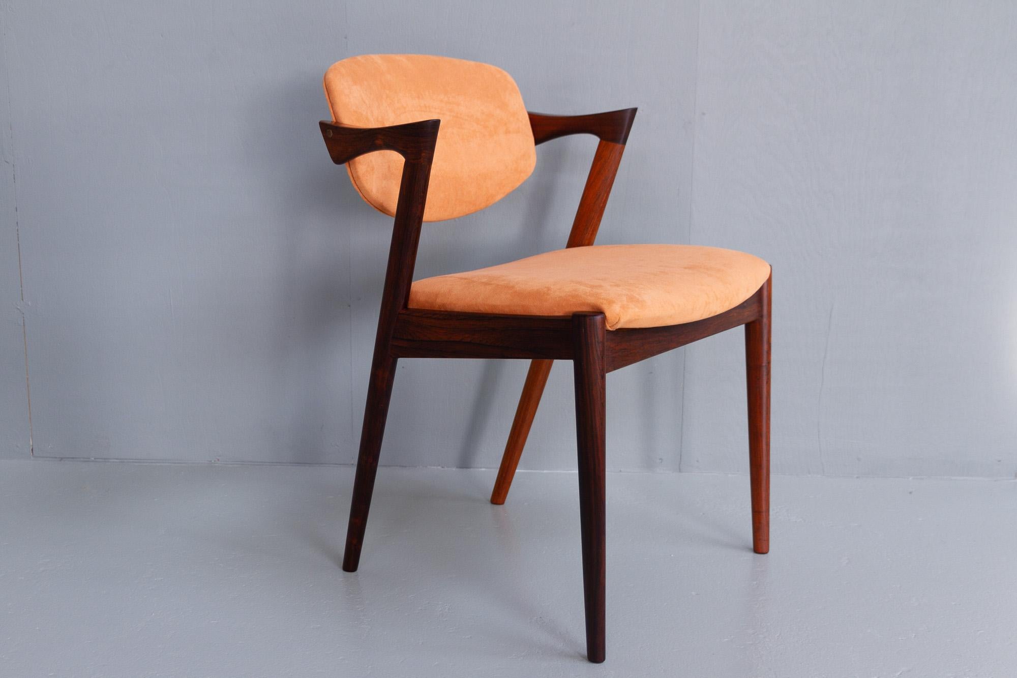 Vintage Danish Modern Rosewood chair Model 42 by Kai Kristiansen, 1960s.
Fauteuil Mid-Century Modern conçu par l'architecte danois Kai Kristiansen dans les années 1950 et fabriqué par Schou Andersen Møbelfabrik, Danemark.
Très confortable, d'un