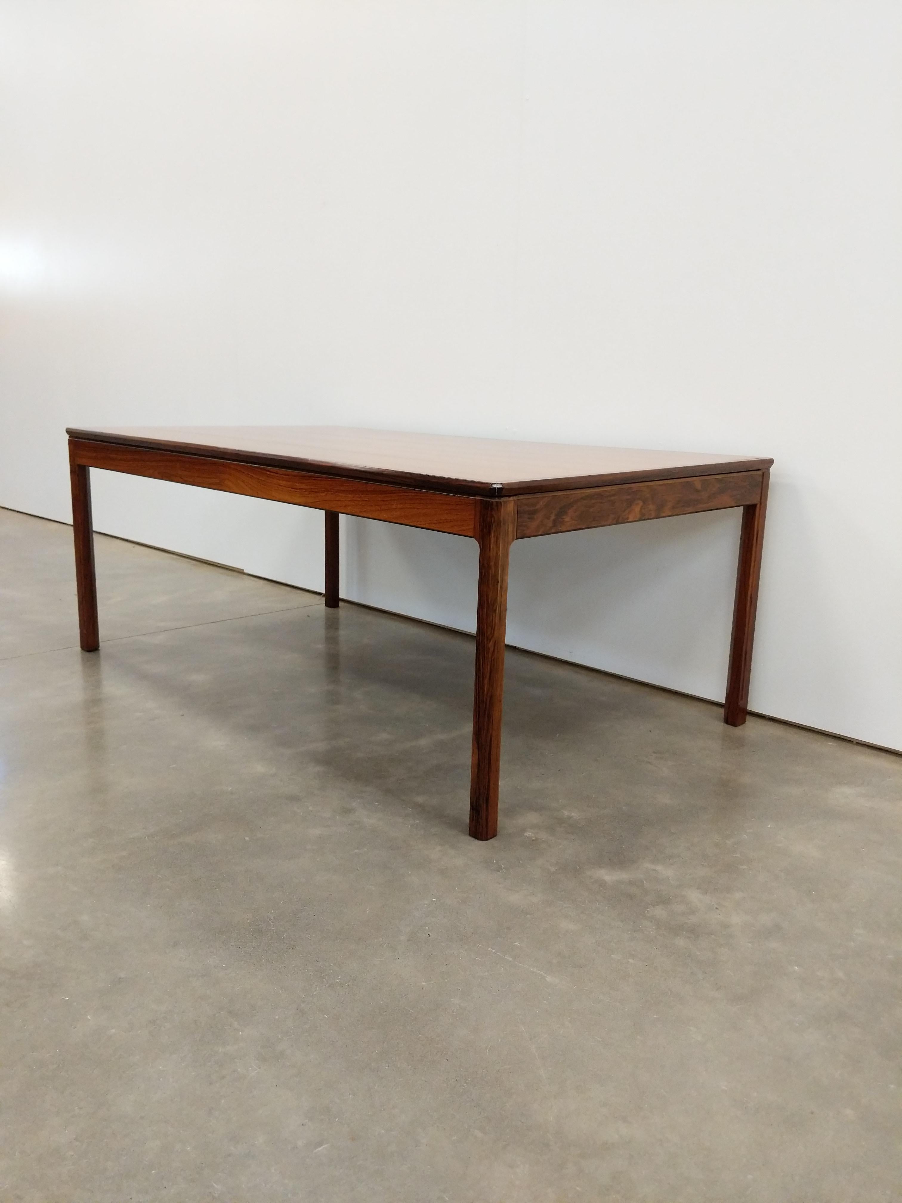 Authentique table basse en bois de wosewood du milieu du siècle dernier, danoise / The Modern Scandinavian.

Cette pièce est en très bon état vintage avec quelques signes d'usure liés à l'âge (voir photos).

Si vous souhaitez obtenir des