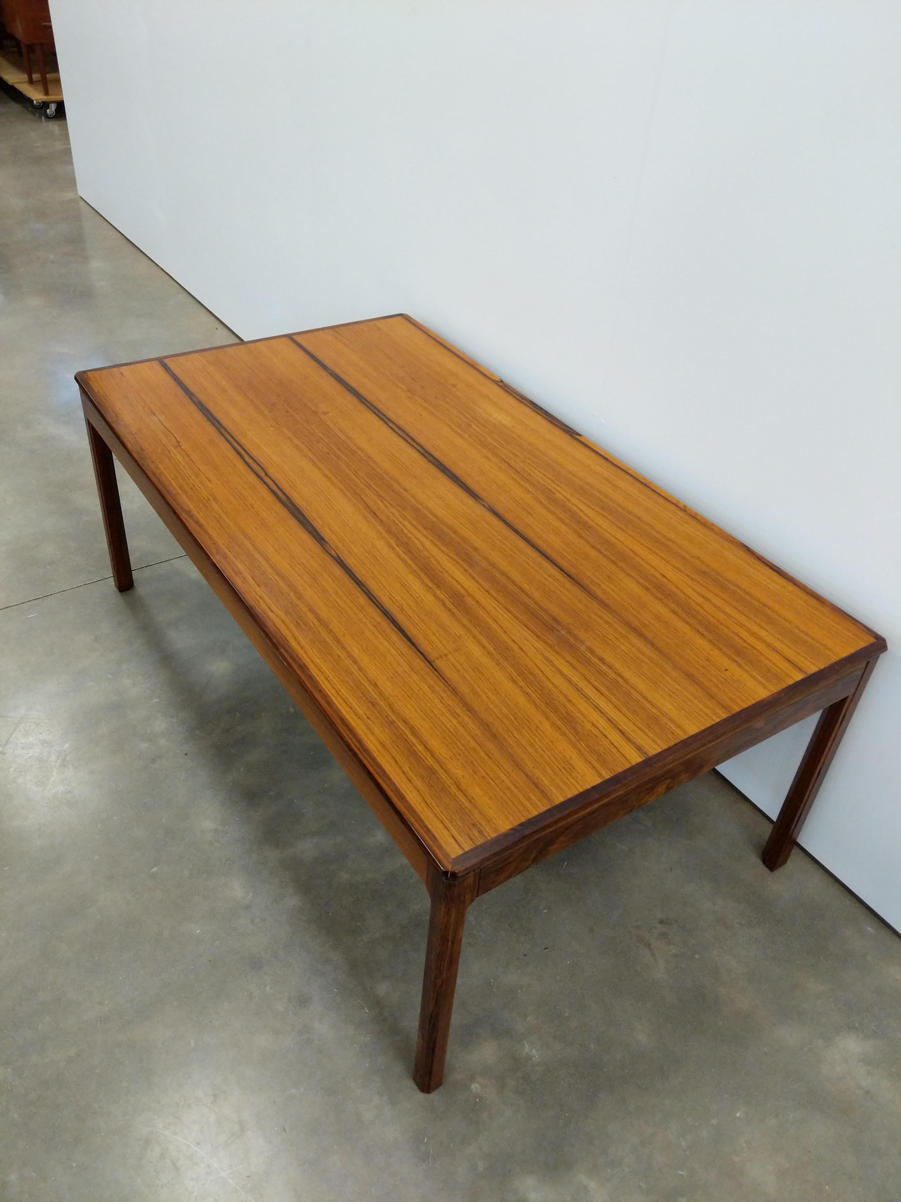 Mid-Century Modern Table basse danoise moderne vintage en bois de rose en vente