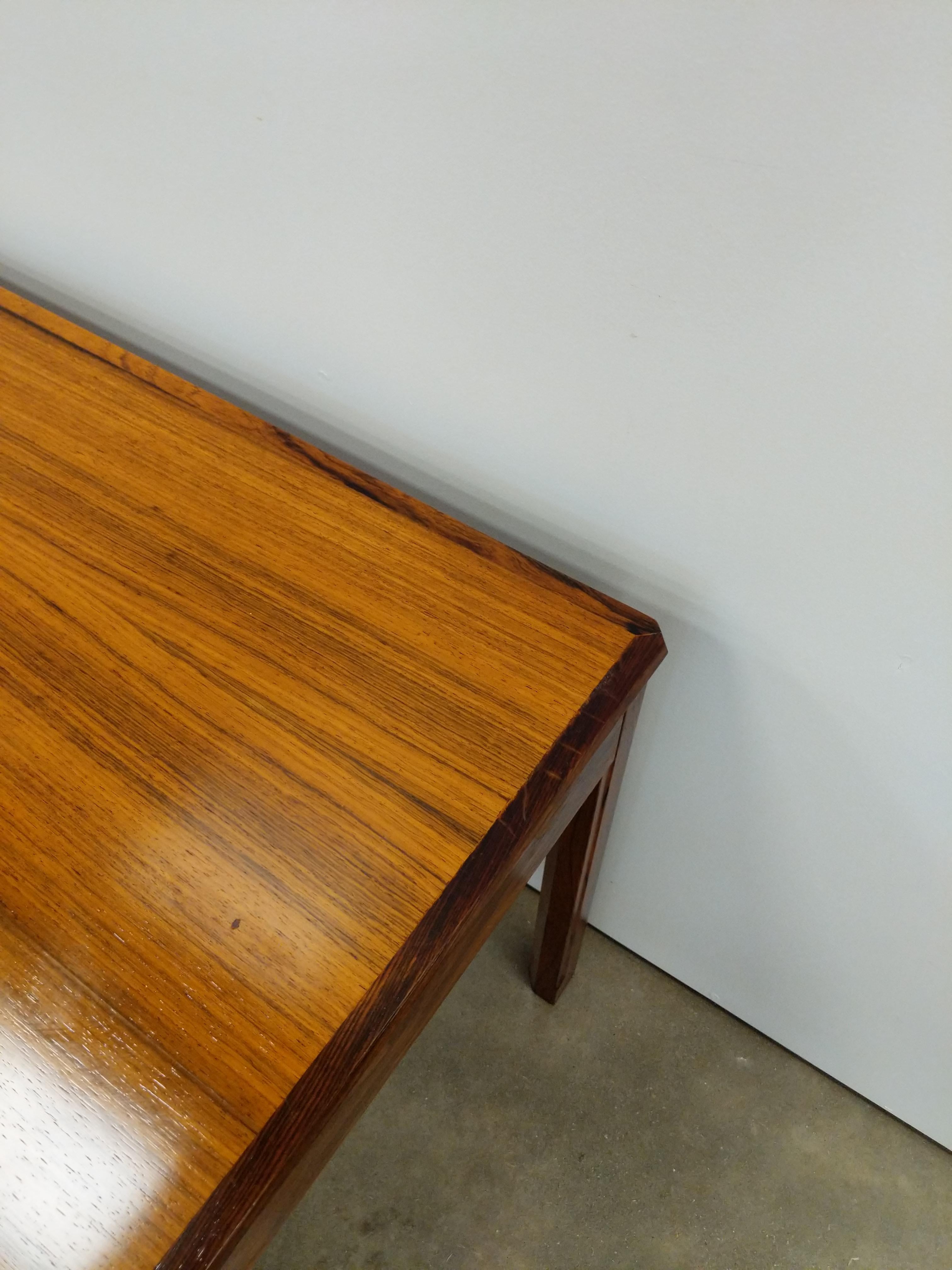 Danois Table basse danoise moderne vintage en bois de rose en vente