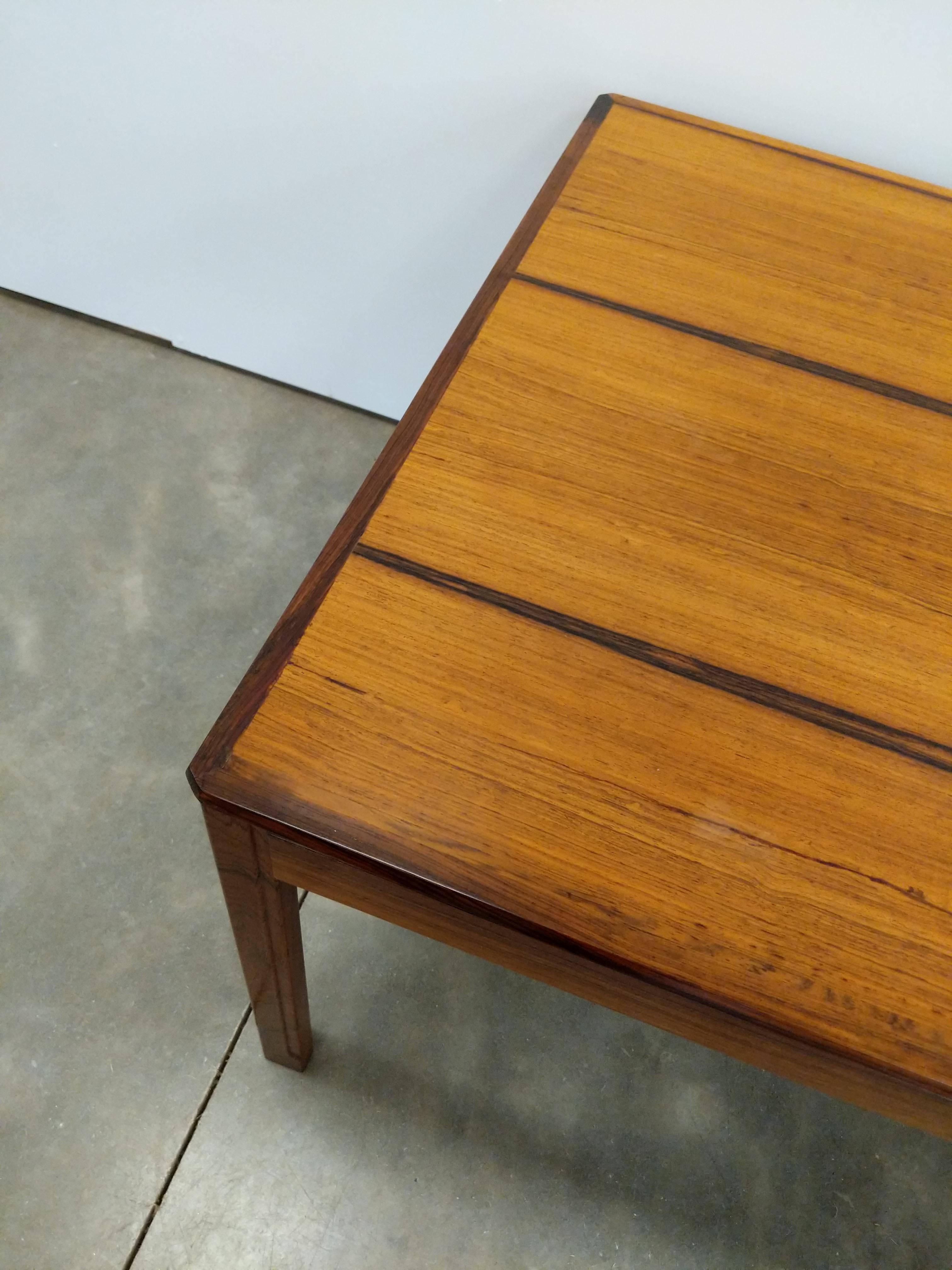 Table basse danoise moderne vintage en bois de rose Bon état - En vente à Gardiner, NY