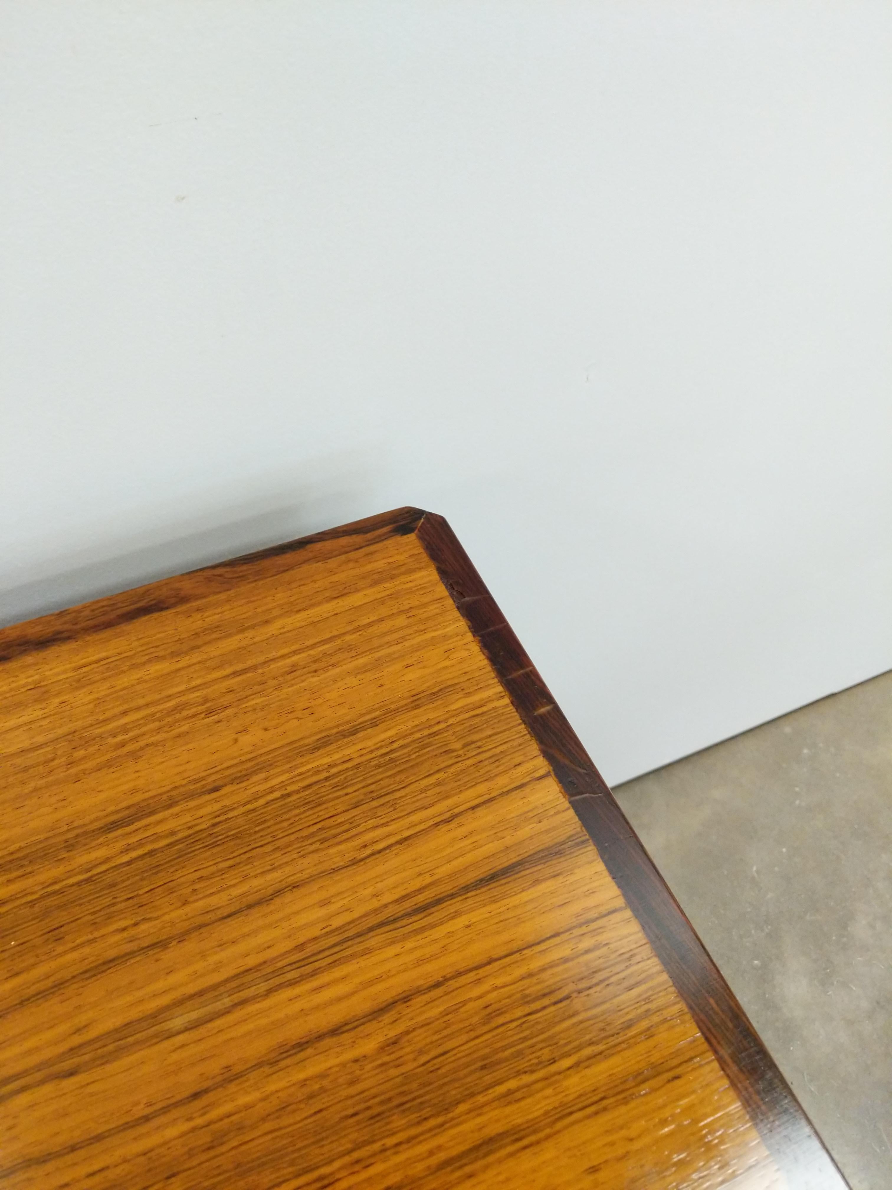 20ième siècle Table basse danoise moderne vintage en bois de rose en vente