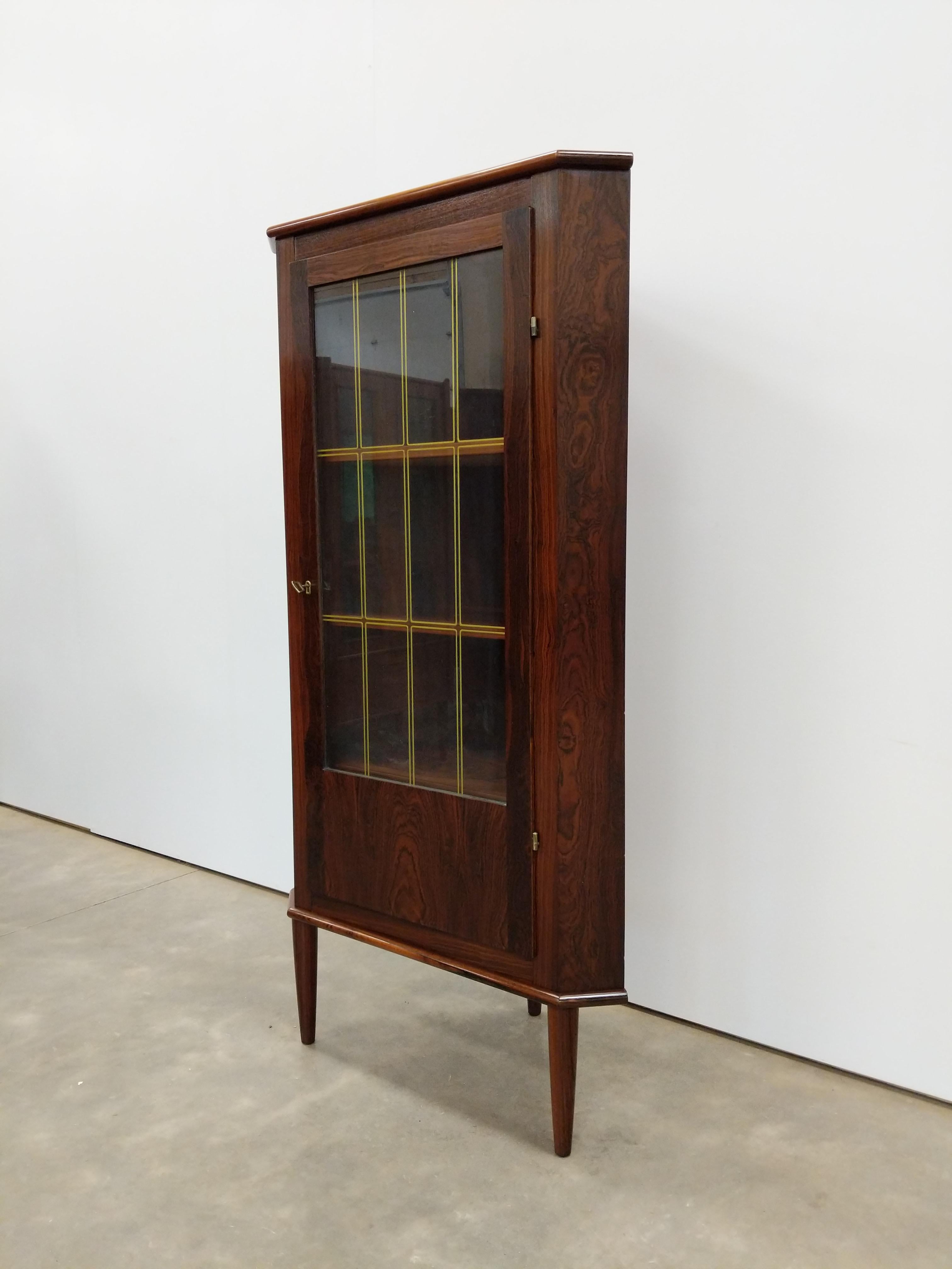 Autentico mobile ad angolo in legno di palissandro della metà del secolo scorso, in stile danese/scandinavo.

Questo pezzo è in condizioni eccellenti con pochissimi segni di usura dovuti all'età (vedi foto).

Se desideri ulteriori dettagli,