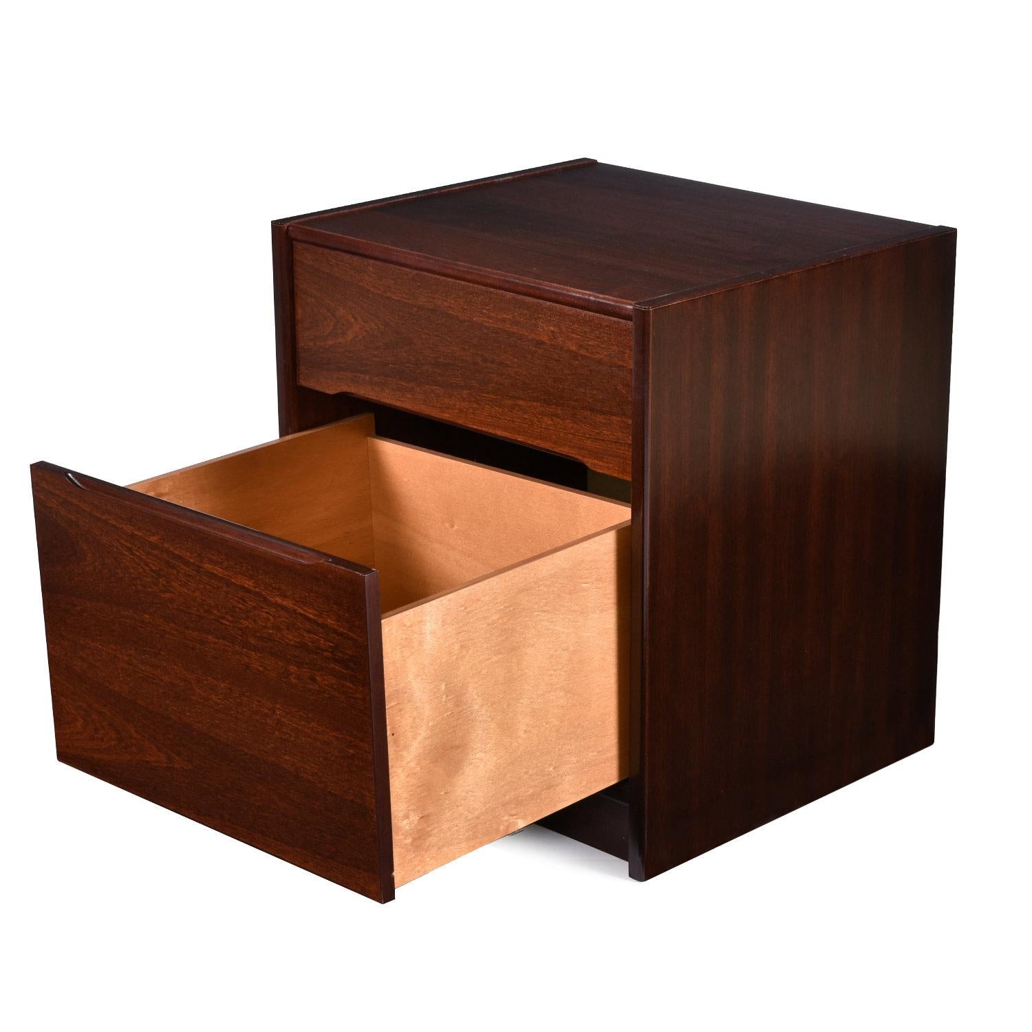 Classeur vintage danois en bois de rose. Le design minimaliste de By-Decor Modern permet à cette armoire de se fondre dans une variété de styles de décoration. L'armoire comporte deux tiroirs. Un tiroir standard se trouve dans la partie supérieure.