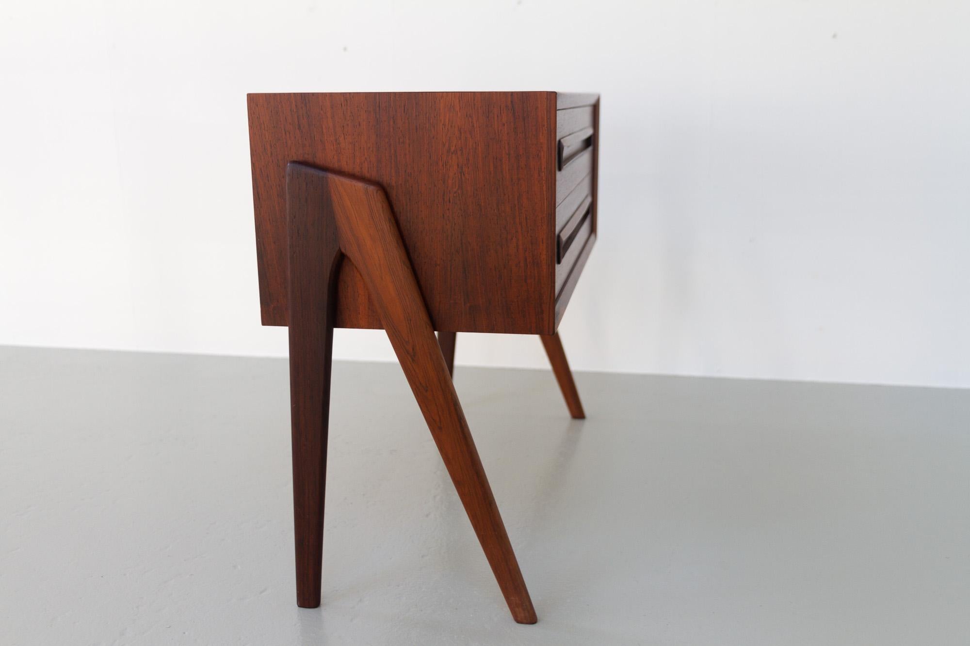 Table de nuit moderne danoise en palissandre par AP Møbler Svenstrup, années 1960. en vente 3