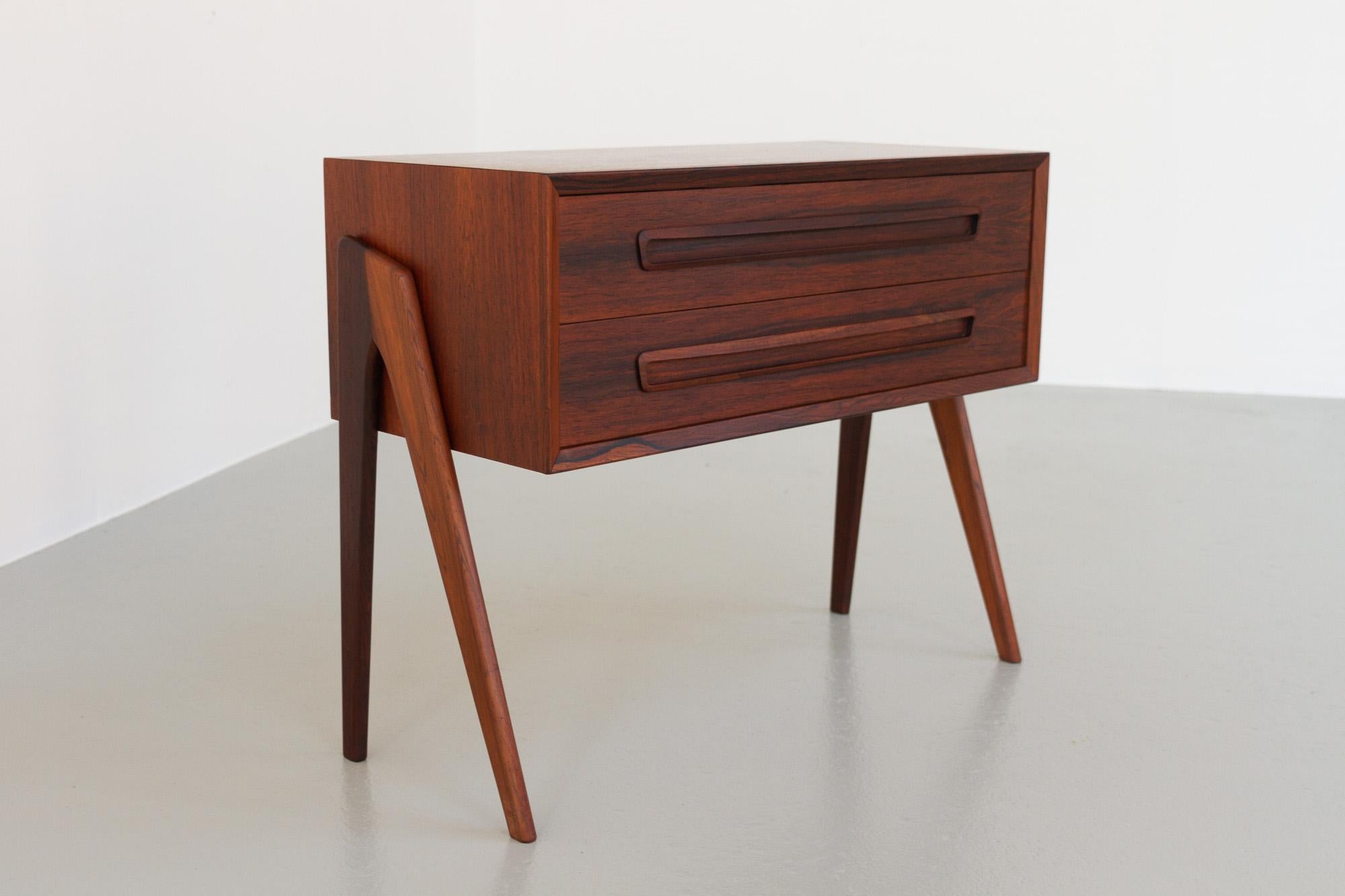 Vintage Danish Modern Rosewood night stand by AP Møbler Svenstrup, 1960s.

Elegant and stylish night stand in very beautiful rich and expressive Rosewood veneer designed by Andreas Pedersen and manufactured at AP Møbler Svenstrup (AP Furniture),