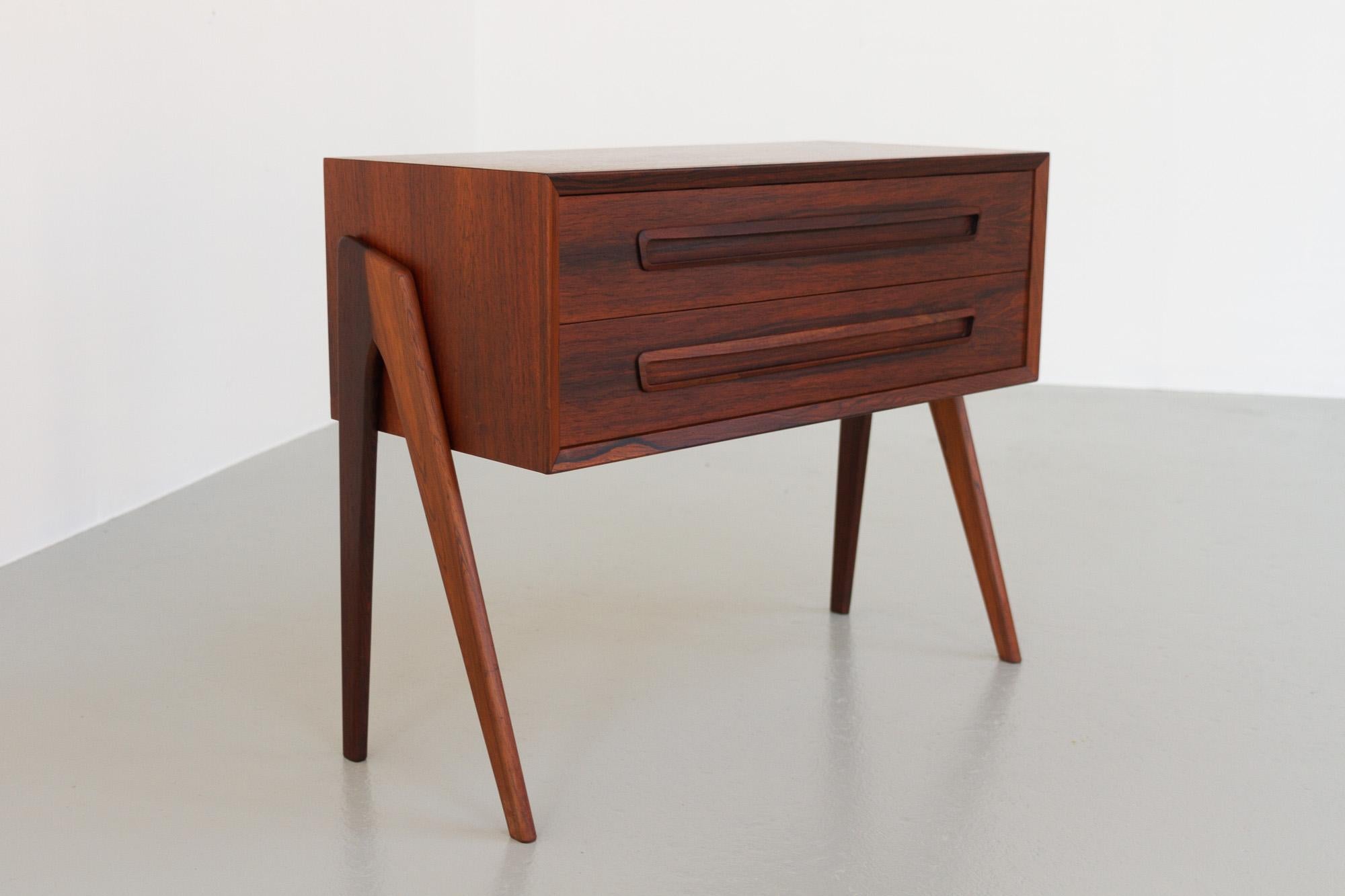 Vintage Danish Modern Rosewood Night Stand von AP Møbler Svenstrup, 1960er Jahre.

Eleganter und stilvoller Nachttisch in sehr schönem, reichem und ausdrucksstarkem Palisanderfurnier, entworfen von Andreas Pedersen und hergestellt bei AP Møbler