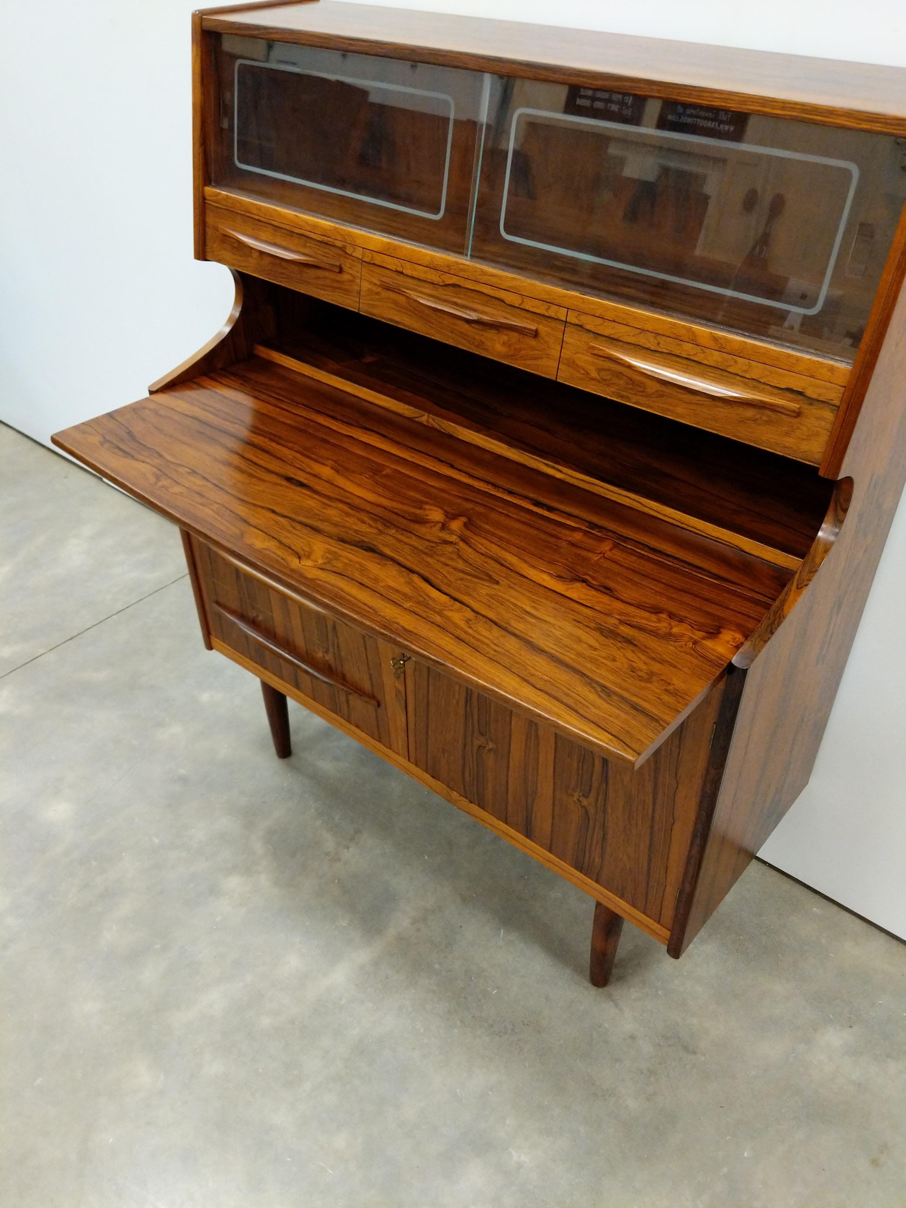 Escritorio danés moderno vintage de palisandro en Bueno estado para la venta en Gardiner, NY