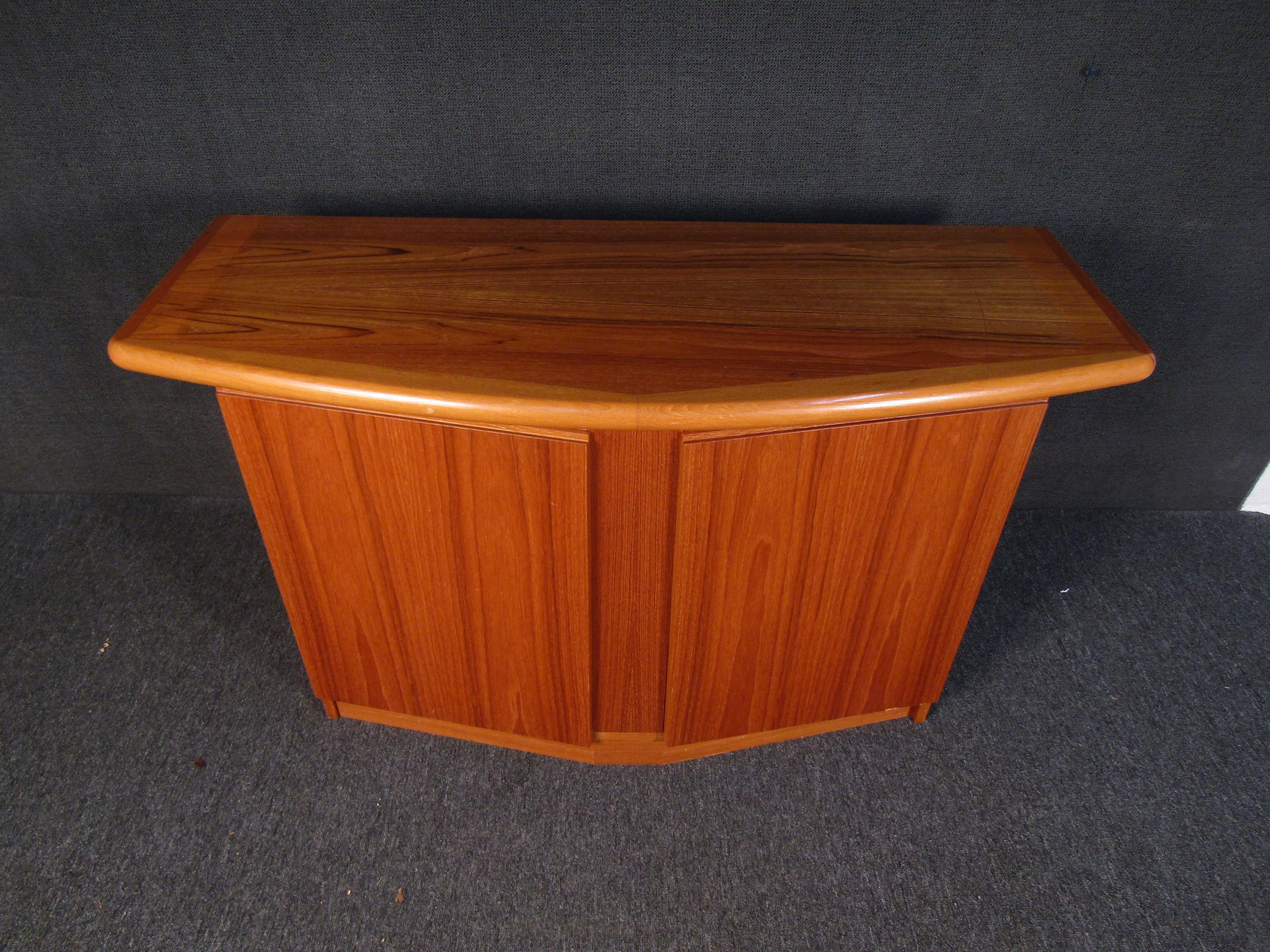 Vintage Danish Modern Server In Good Condition For Sale In Brooklyn, NY