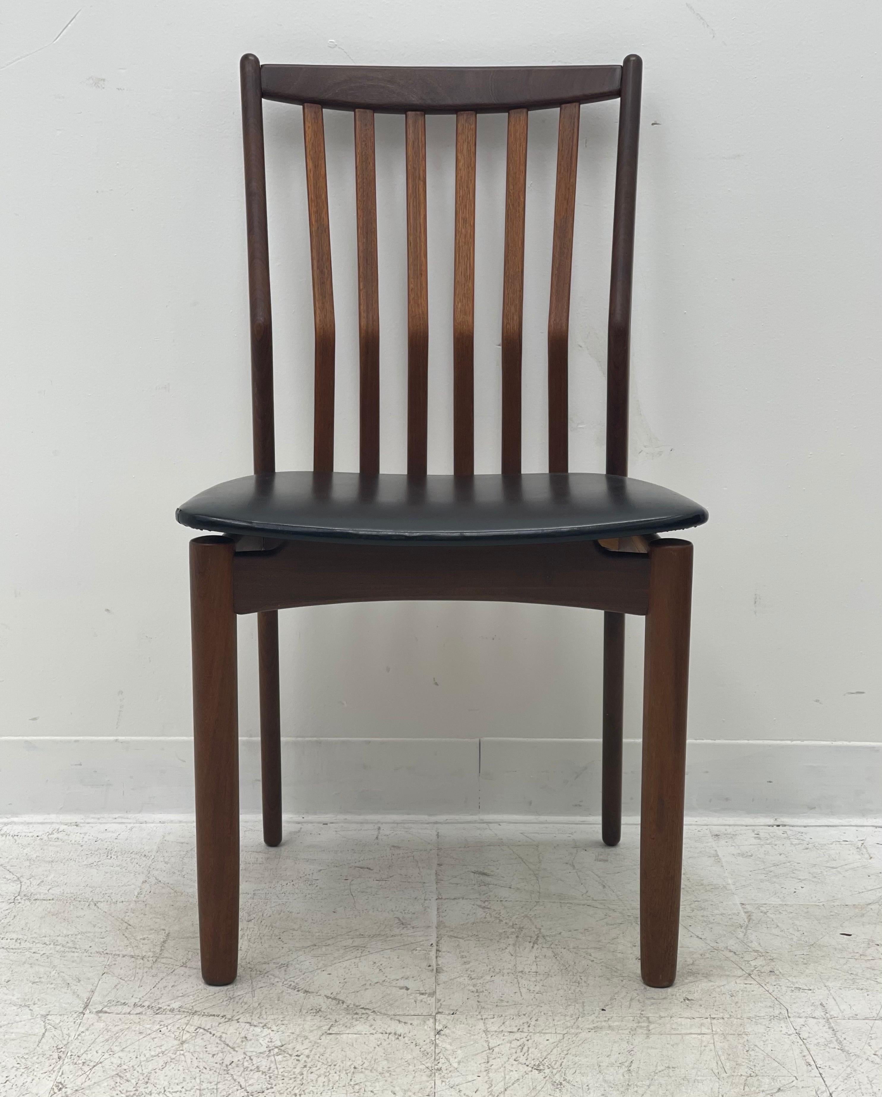 Ensemble de 4 chaises danoises modernes vintage en cuir de teck massif en vente 5