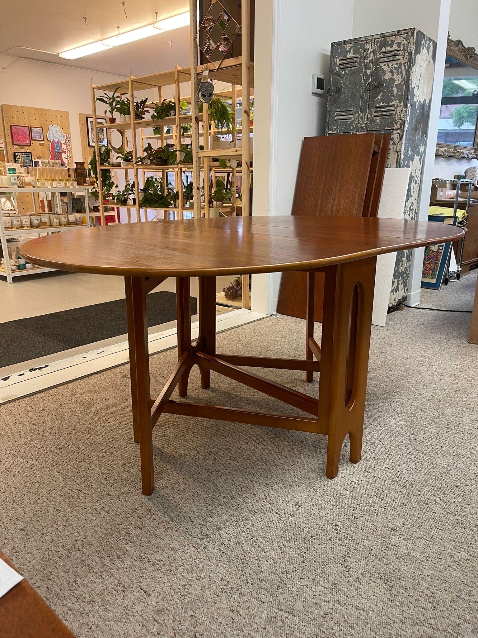 Vintage Danish Modern Style Atomic Dining Table Uk Import In Good Condition For Sale In Seattle, WA