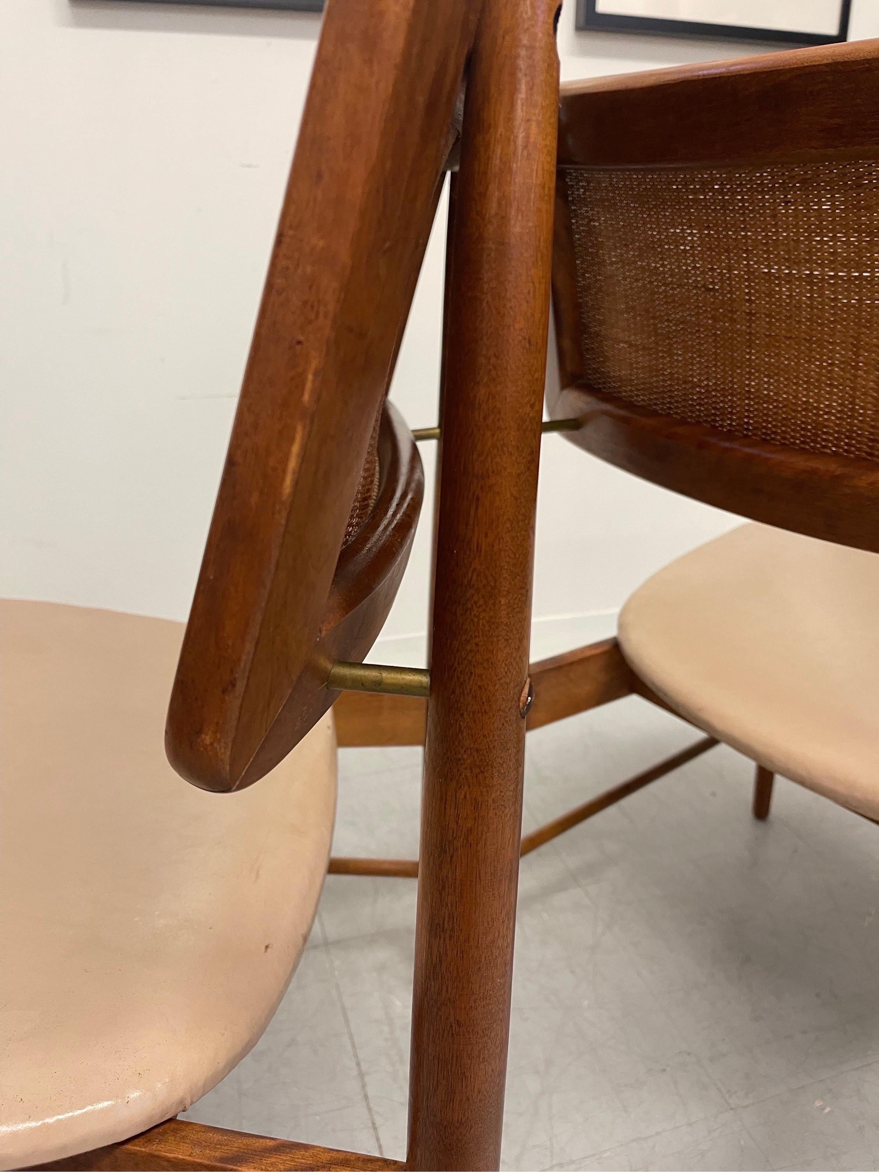 Paire de chaises en rotin vintage de style Modernity danois. en vente 3