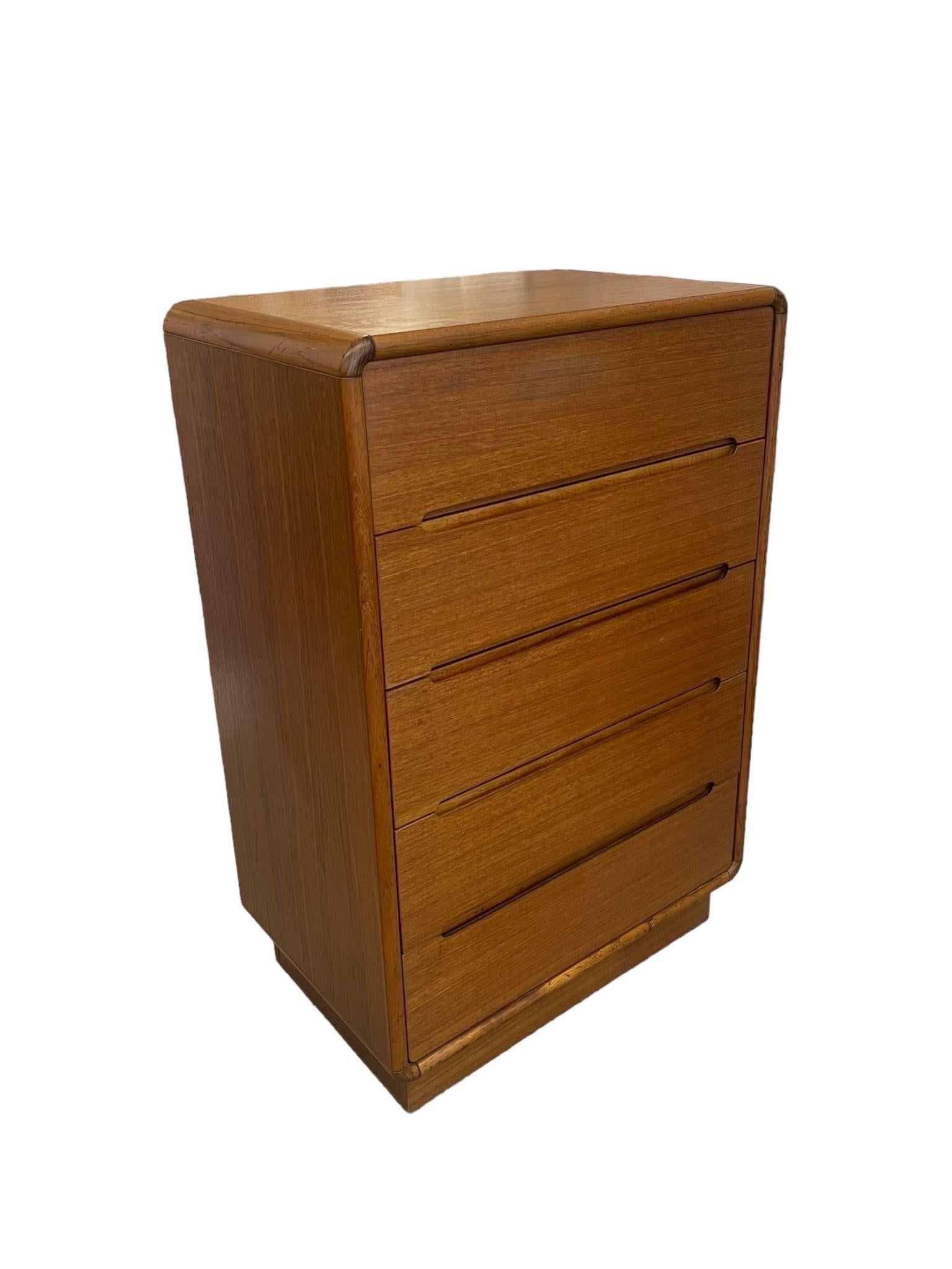 Mid Century Danish style dresser with smooth pulling drawers and petite size on platform base. Stunning wood grain, rounded edge design and finished backing. Crossgrain corner trim gives the wood a beautiful accent. Vintage Condition Consistent with