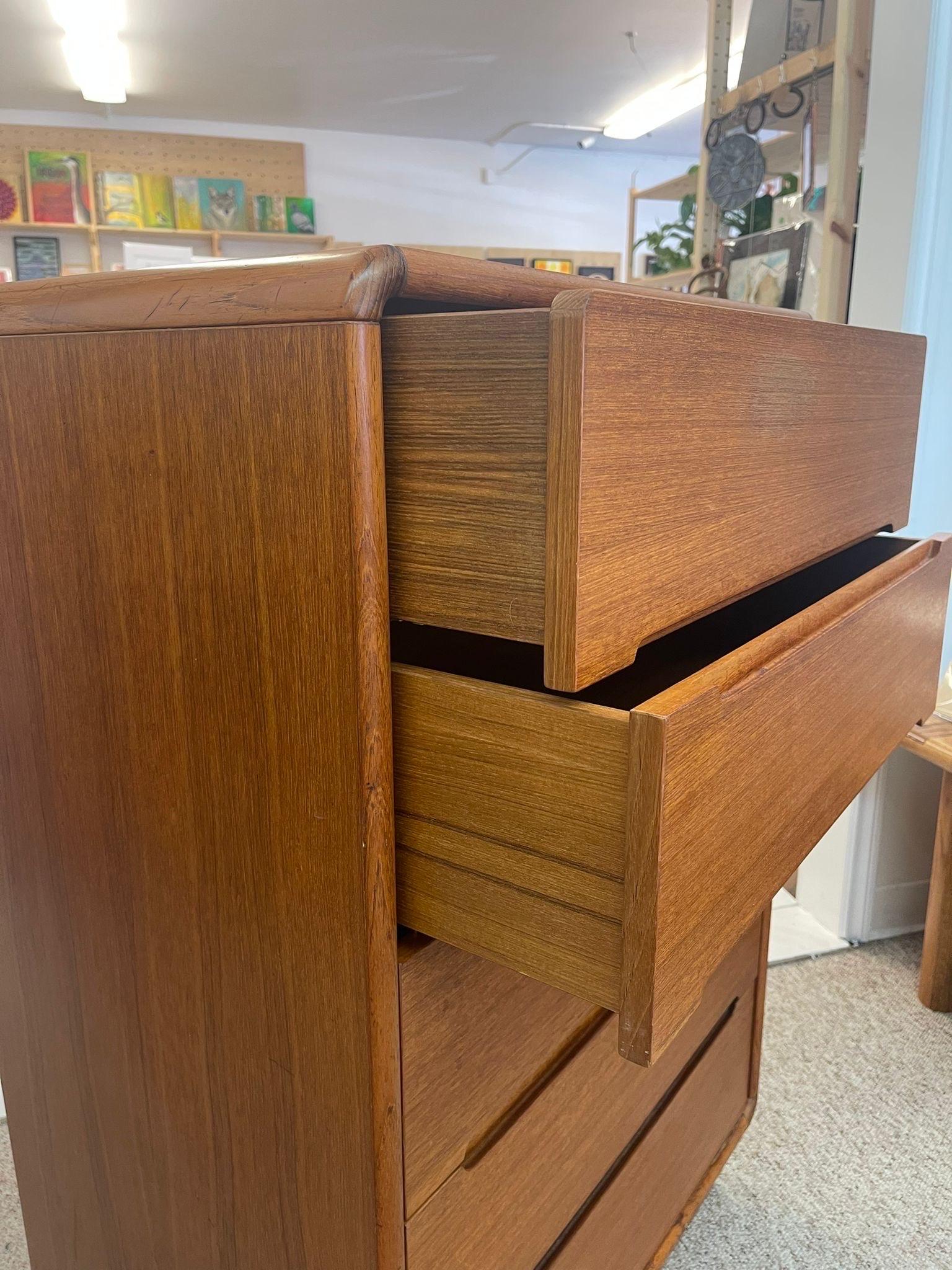 Vintage Danish Modern Style Teak Five Drawer Tall Dresser. In Good Condition For Sale In Seattle, WA