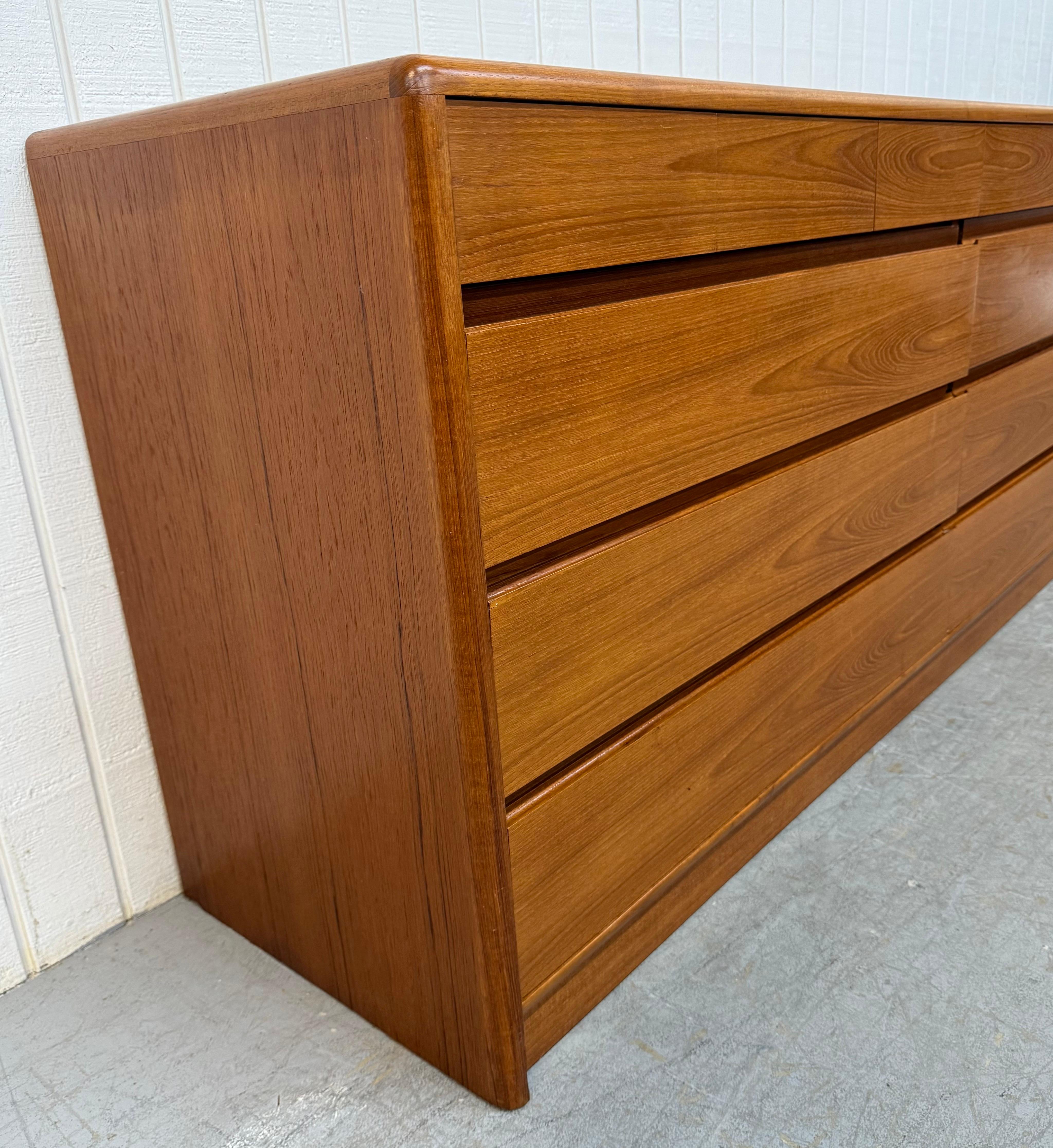 Cette annonce concerne une commode en teck moderne danoise vintage à 10 tiroirs. Ce meuble présente un design rectiligne, quatre petits tiroirs en haut, six tiroirs plus grands au centre/en bas, un socle et une magnifique finition en teck. Il s'agit