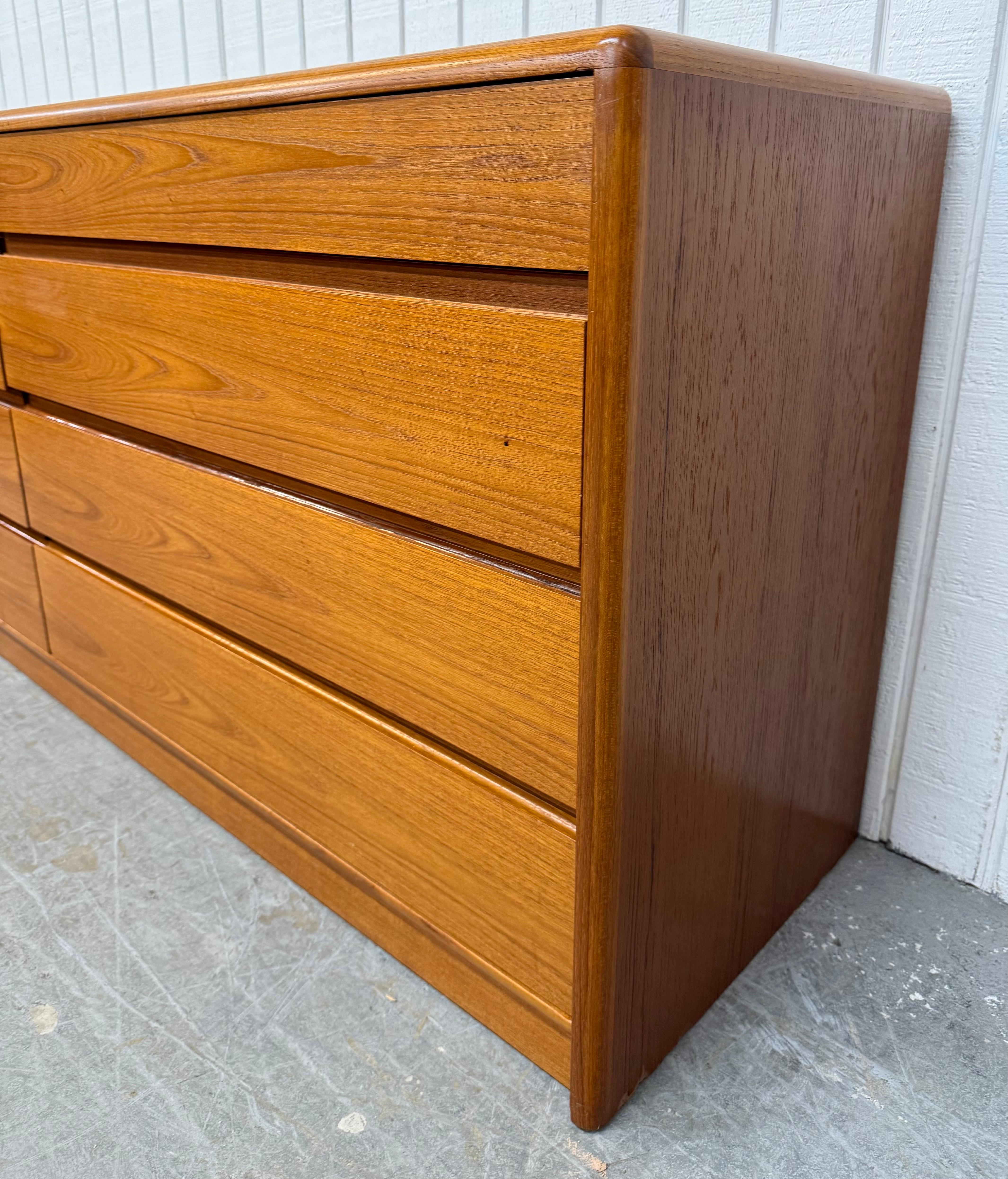 Mid-Century Modern Commode danoise moderne vintage en teck à 10 tiroirs en vente