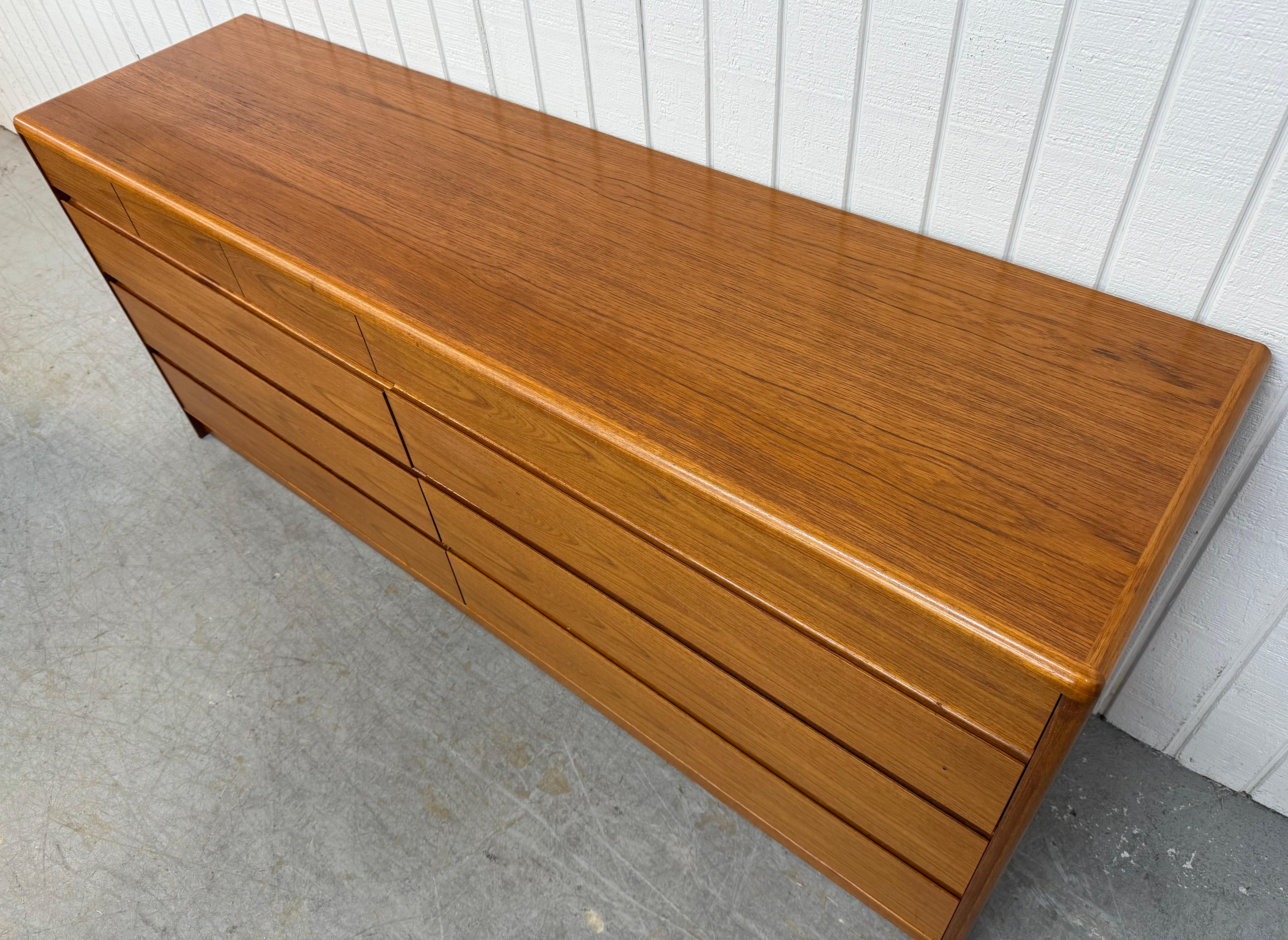 20ième siècle Commode danoise moderne vintage en teck à 10 tiroirs en vente