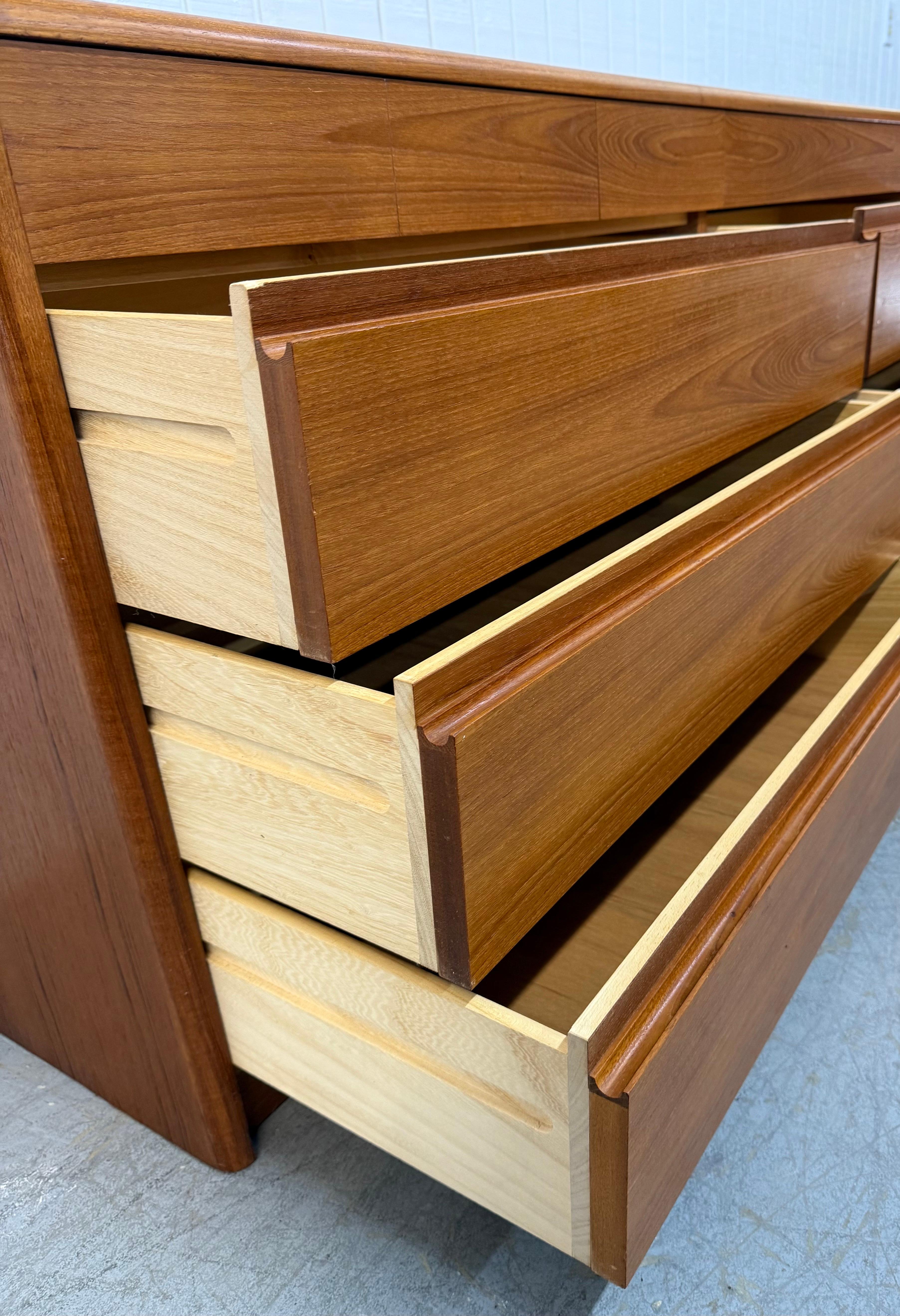 Commode danoise moderne vintage en teck à 10 tiroirs en vente 2