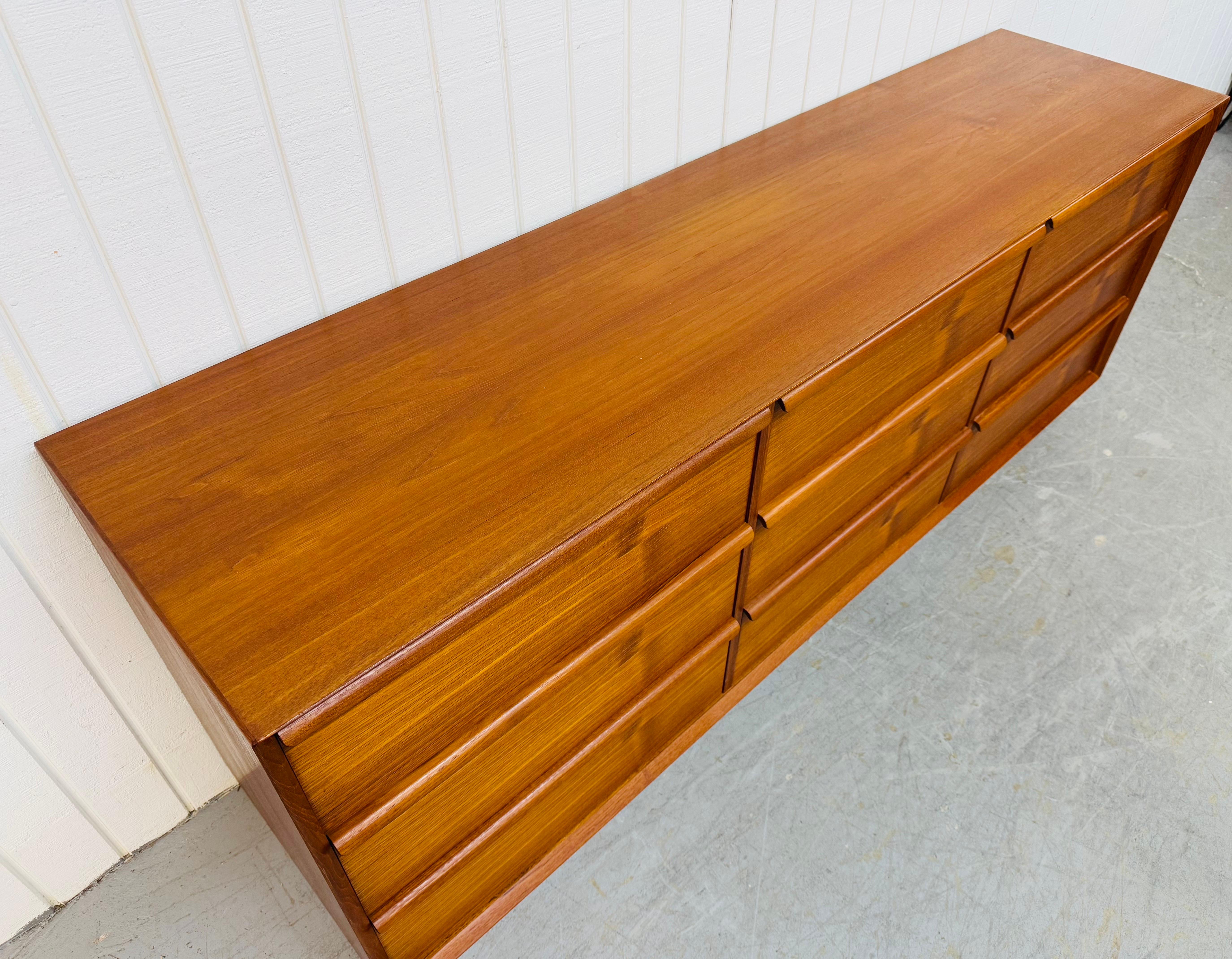 Vintage Danish Modern Teak 9-Drawer Dresser In Good Condition In Clarksboro, NJ