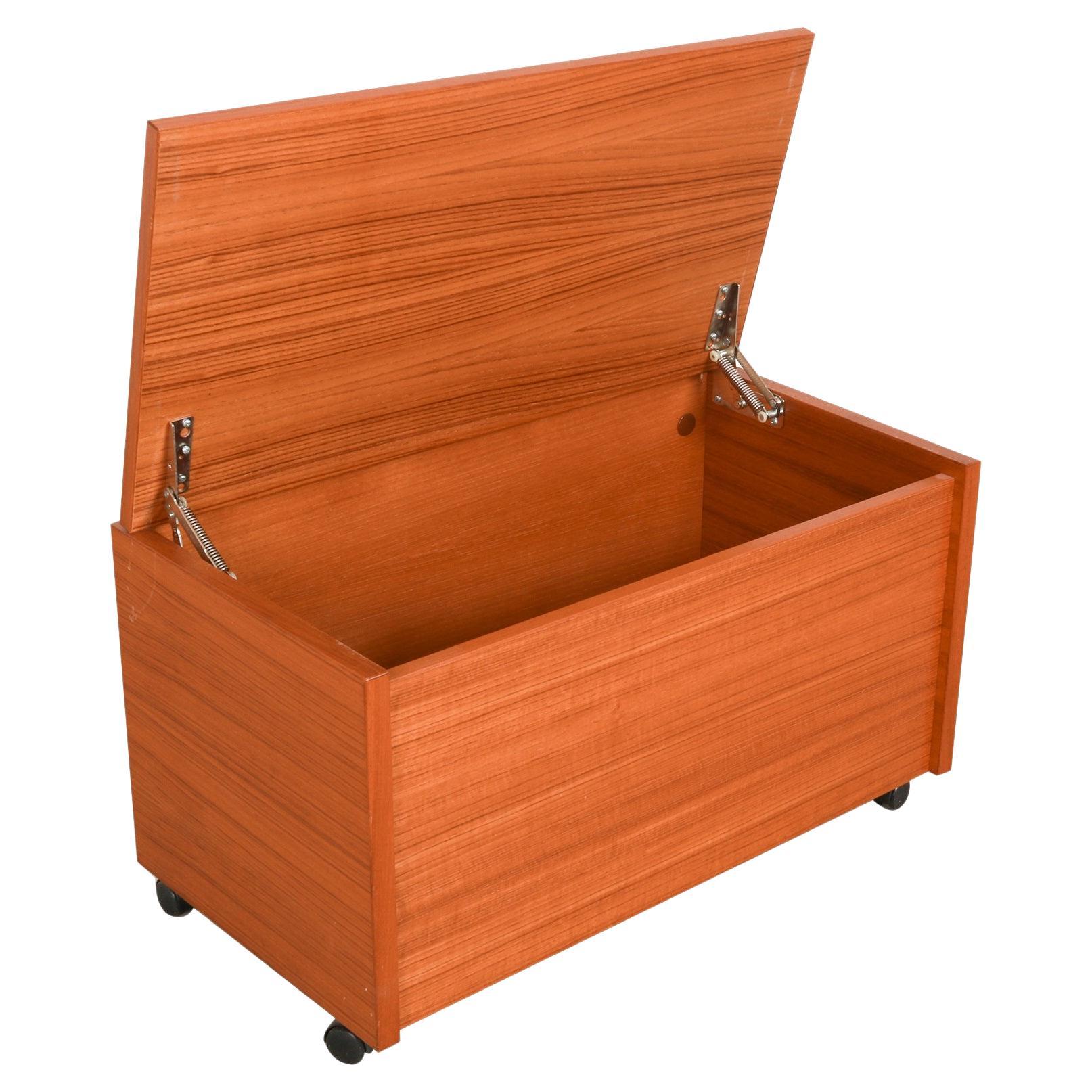 Armadietto portacoperte in teak danese moderno d'epoca in vendita