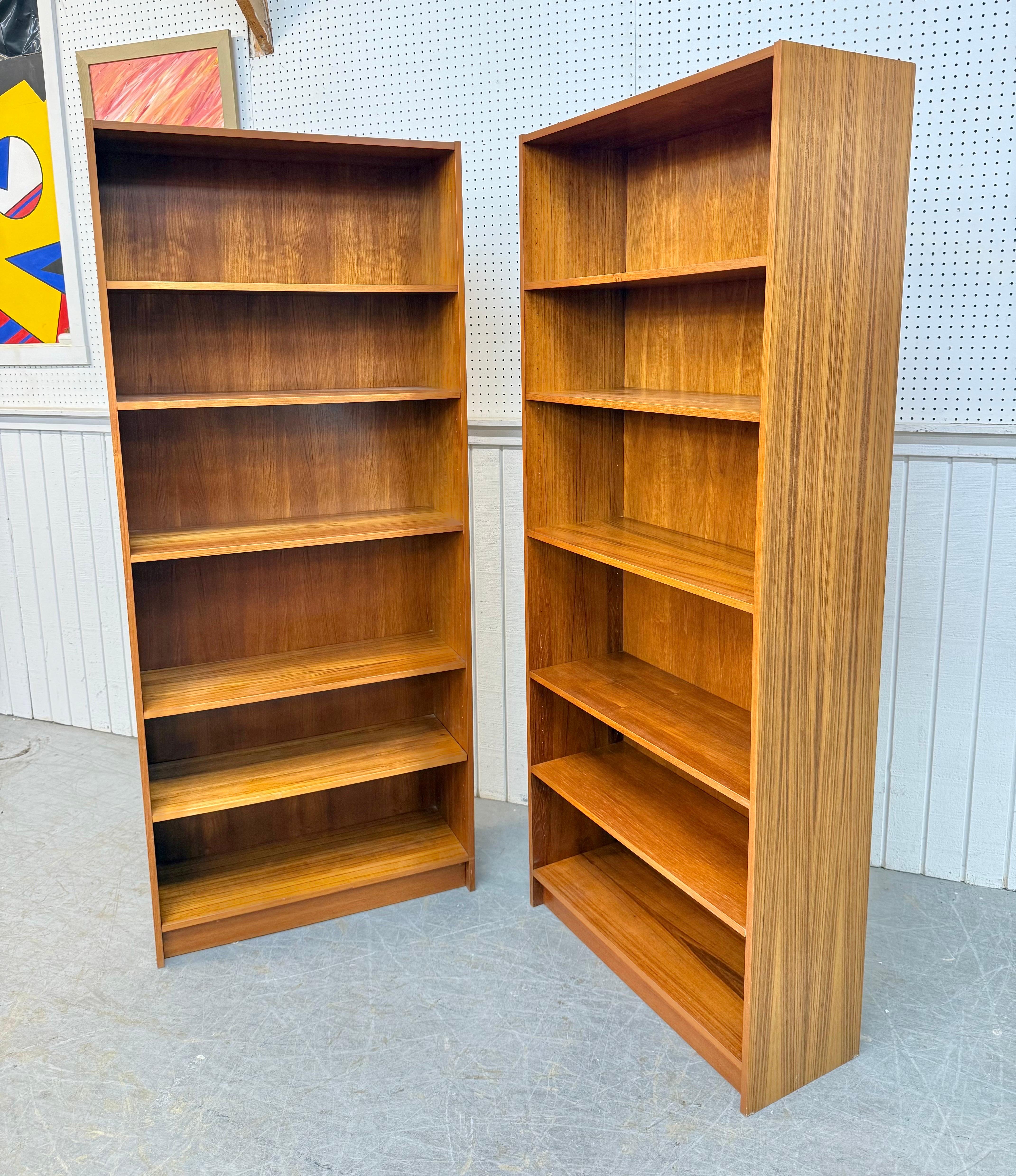 Mid-Century moderno Librerie moderne danesi d'epoca in teak - Set di 2 in vendita