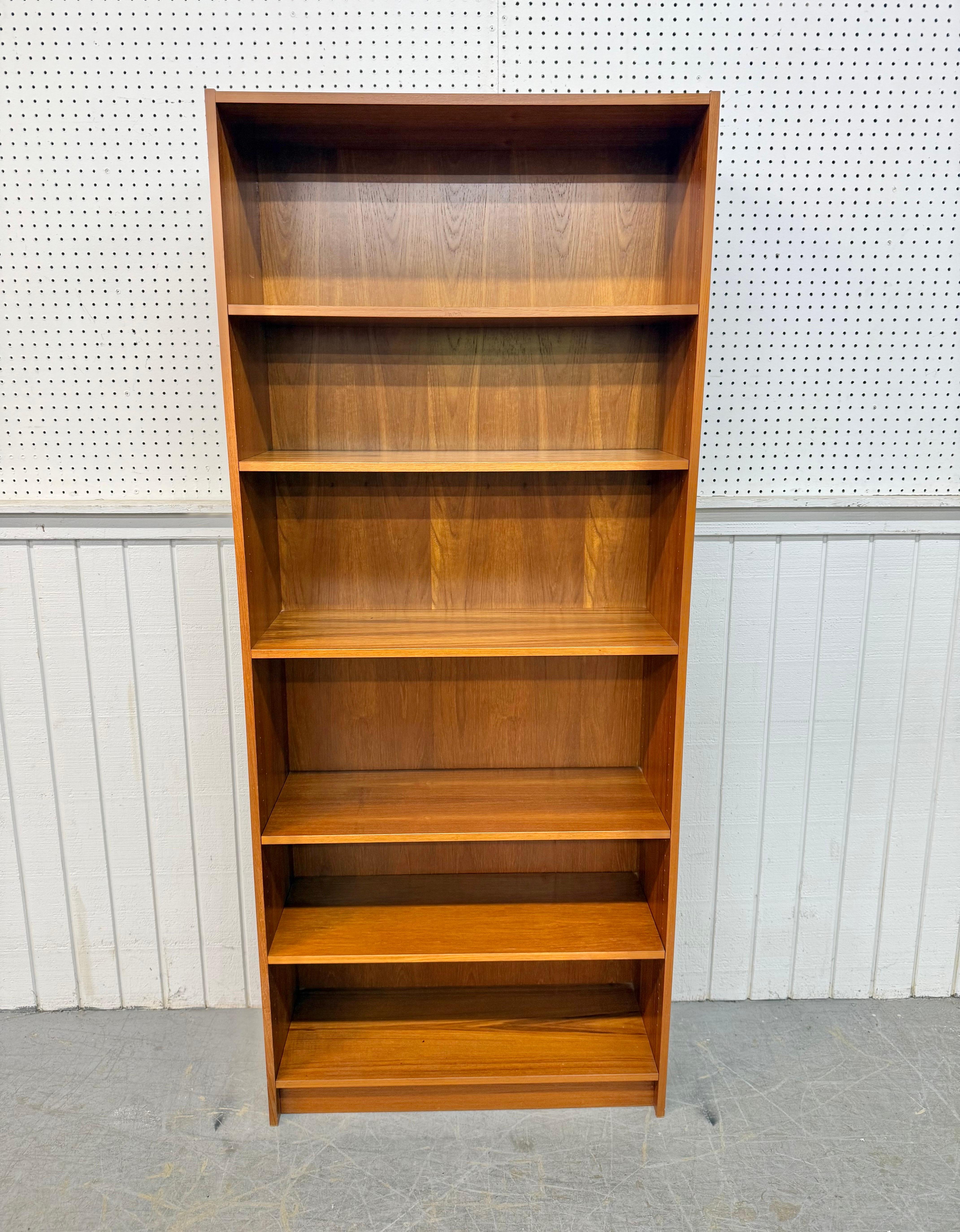 Librerie moderne danesi d'epoca in teak - Set di 2 In condizioni buone in vendita a Clarksboro, NJ