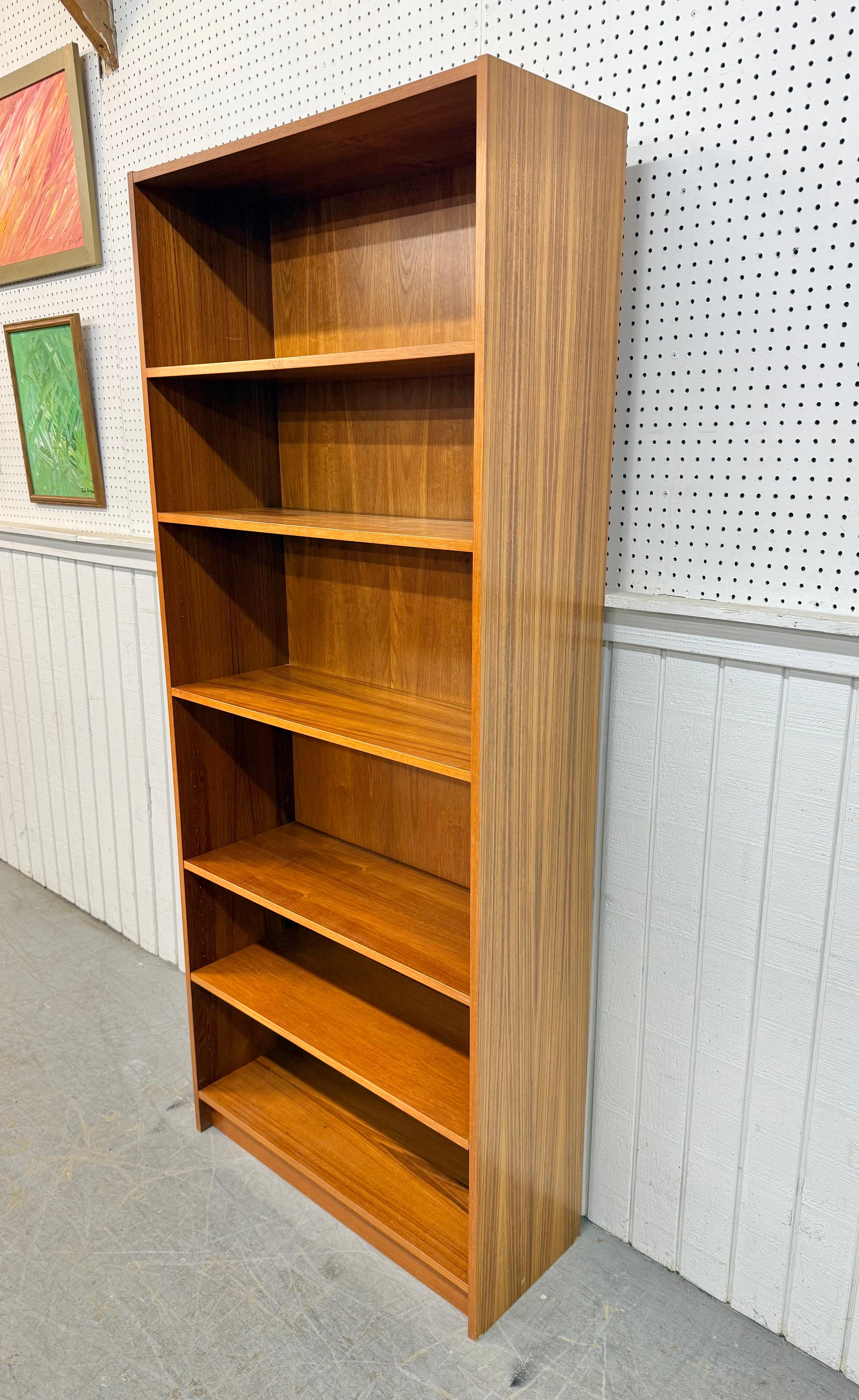 Legno Librerie moderne danesi d'epoca in teak - Set di 2 in vendita