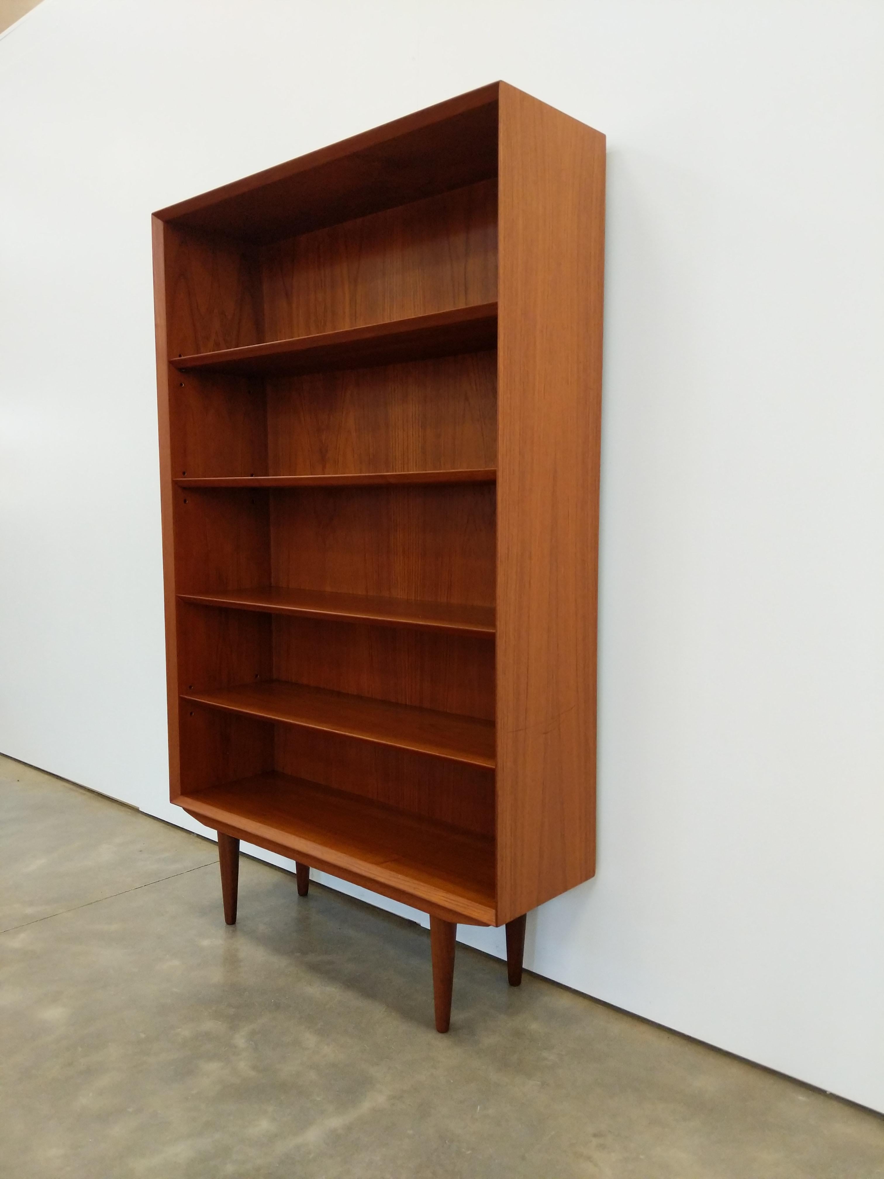 Authentic vintage mid century Danish / Scandinavian Modern teak coffee table with tile top.

This piece is in excellent refinished condition with very few signs of age-related wear (see photos).

The shelves are height-adjustable.

This piece can