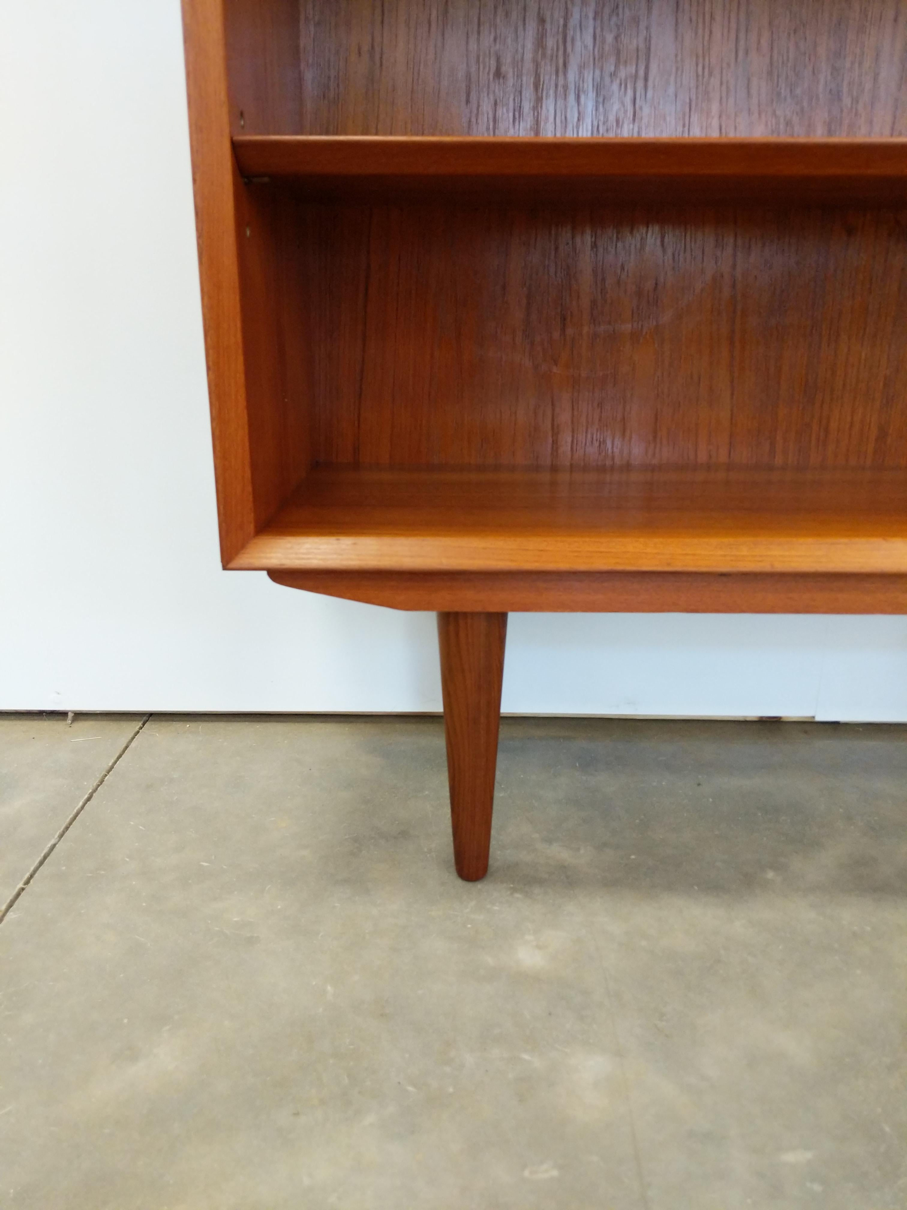 Vintage Danish Modern Teak Bookshelf In Good Condition In Gardiner, NY
