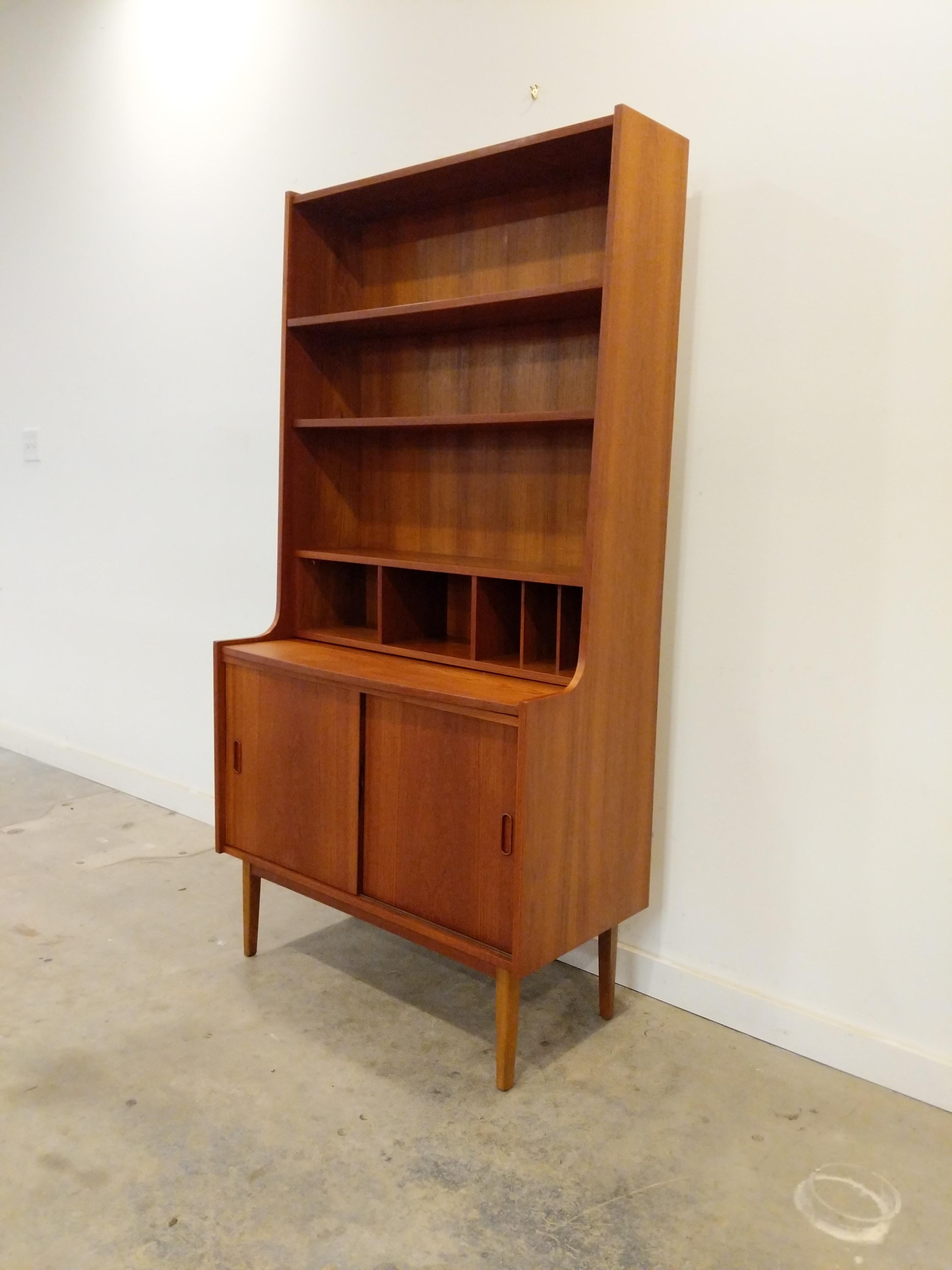 Authentic vintage mid century Danish / Scandinavian Modern teak bookshelf / secretary desk / cabinet.

This piece is in excellent refinished condition with very few signs of age-related wear (see photos).

If you would like any additional details,