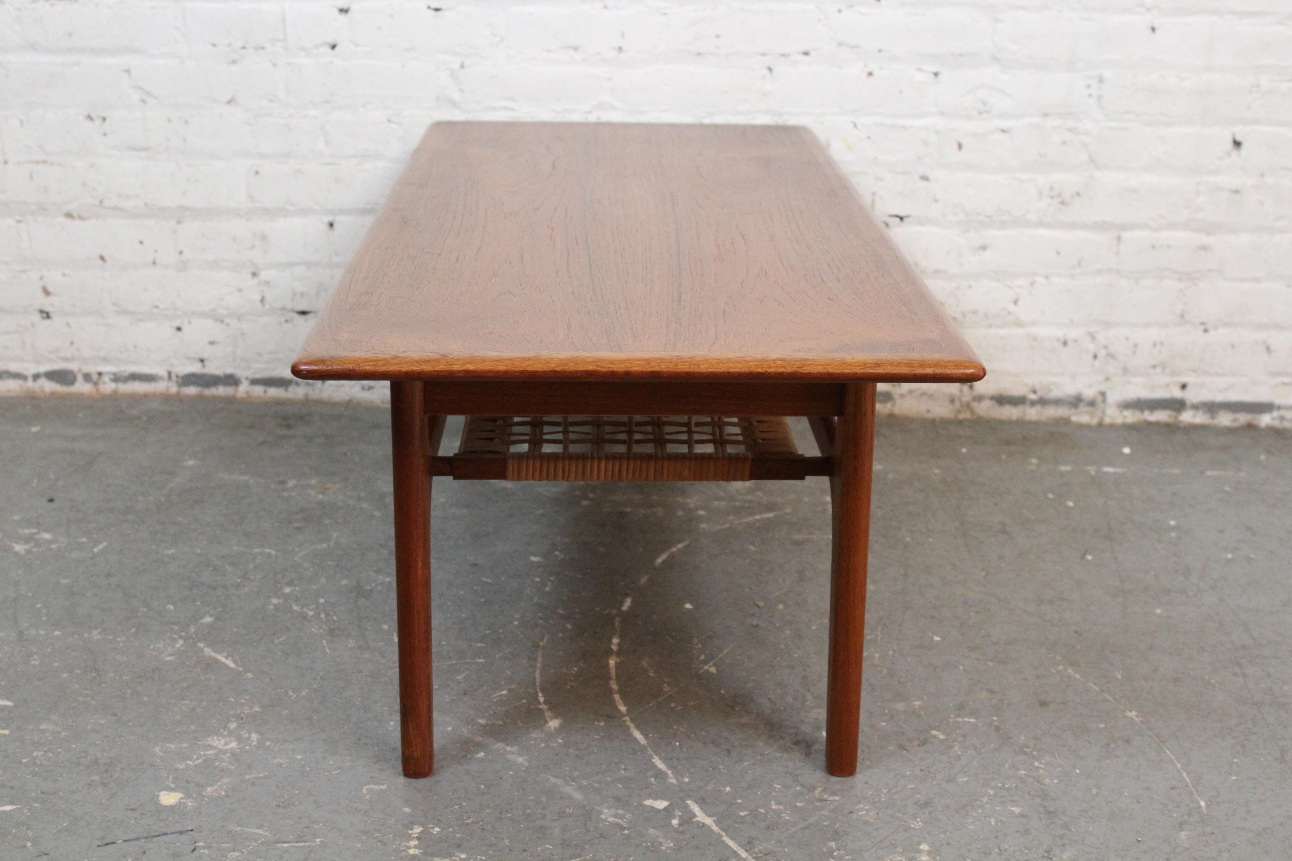 Mesa moderna danesa vintage de teca y caña de Trioh Møbelfabrik 1