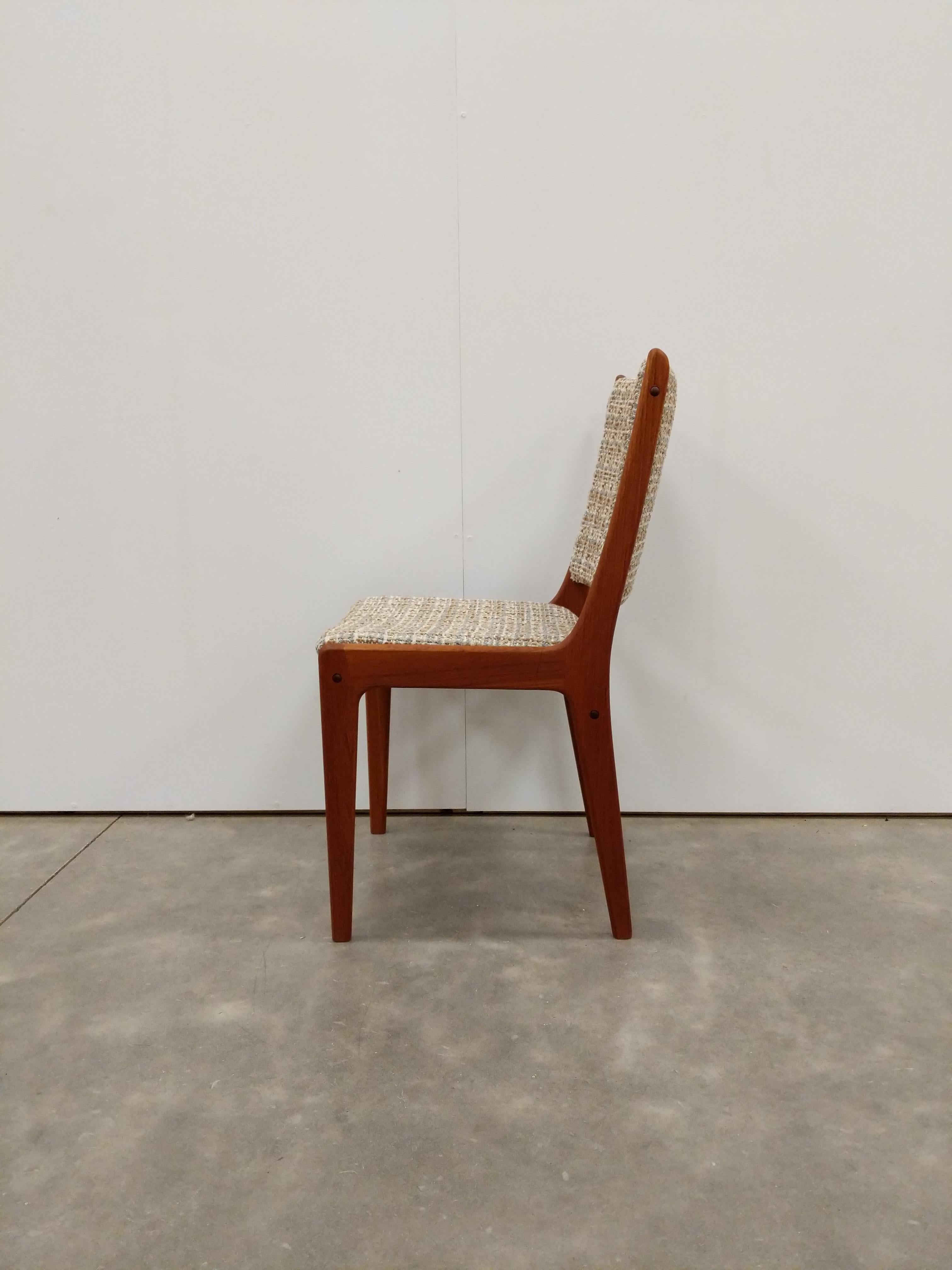 Autentica sedia danese/scandinava vintage della metà del secolo.

Disegnato da Johannes Andersen.

Questo pezzo è in condizioni eccellenti, con una tappezzeria nuova di zecca e pochissimi segni di usura dovuti all'età (vedi foto).

Se desideri