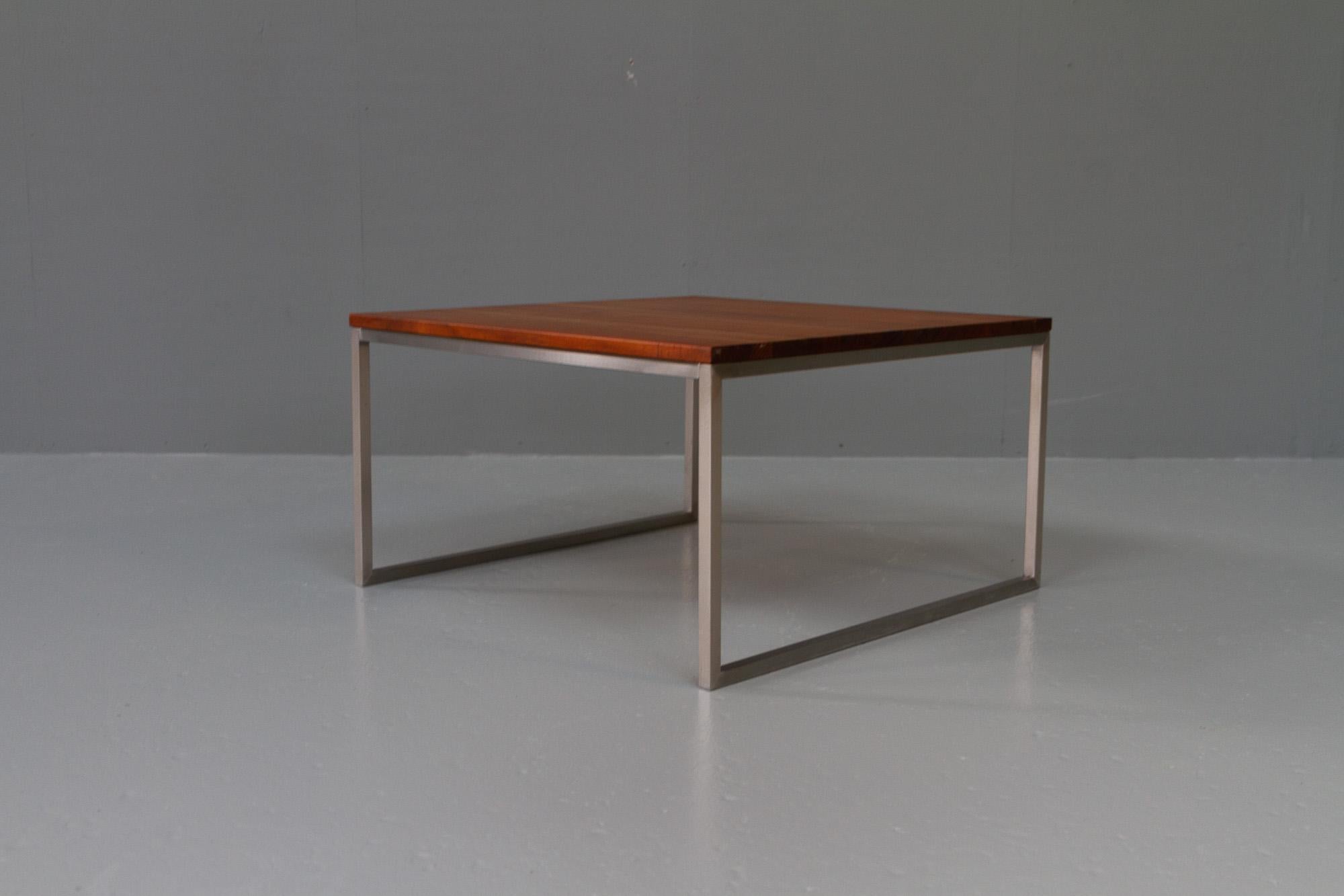 Vintage Danish Modern teak coffee table, 1960s.
Minimalist elegance and cubic design in this side table designed and manufactured in Denmark in the 1960s. Designed in the style of Danish architect Poul Kjærholm.
Table top in solid teak with a