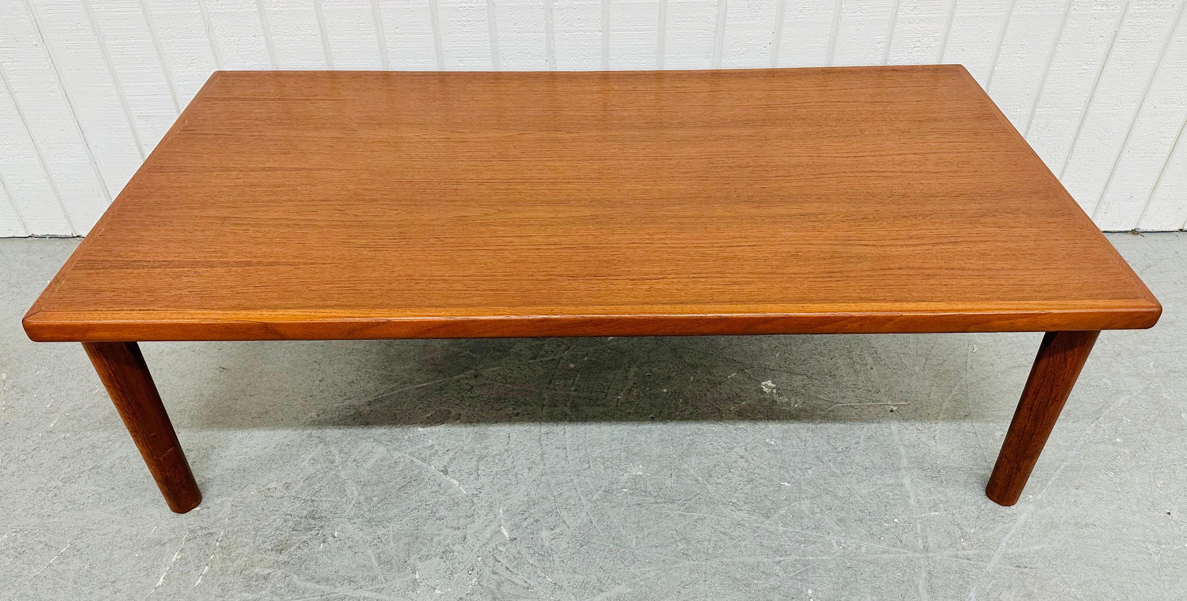 Cette annonce concerne une table basse vintage en teck moderne danois. Avec un design rectiligne, un plateau rectangulaire en bois, quatre pieds modernes et une belle finition en teck. Il s'agit d'une combinaison exceptionnelle de qualité et de