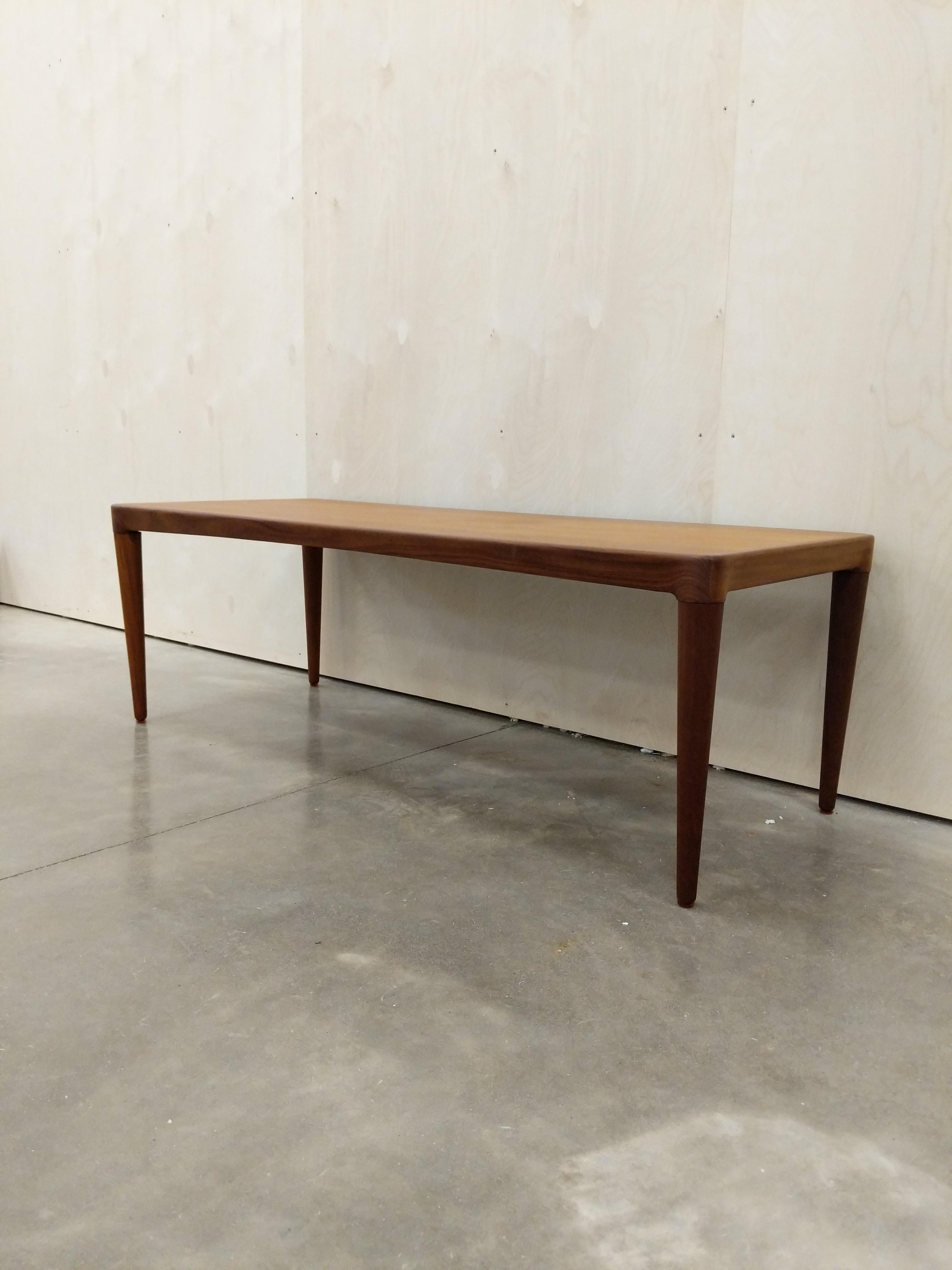 Authentic vintage mid century Danish / Scandinavian Modern teak coffee table.

With a pull-out surface on one end.

This piece is in excellent refinished condition with very few signs of age-related wear (see photos).

If you would like any