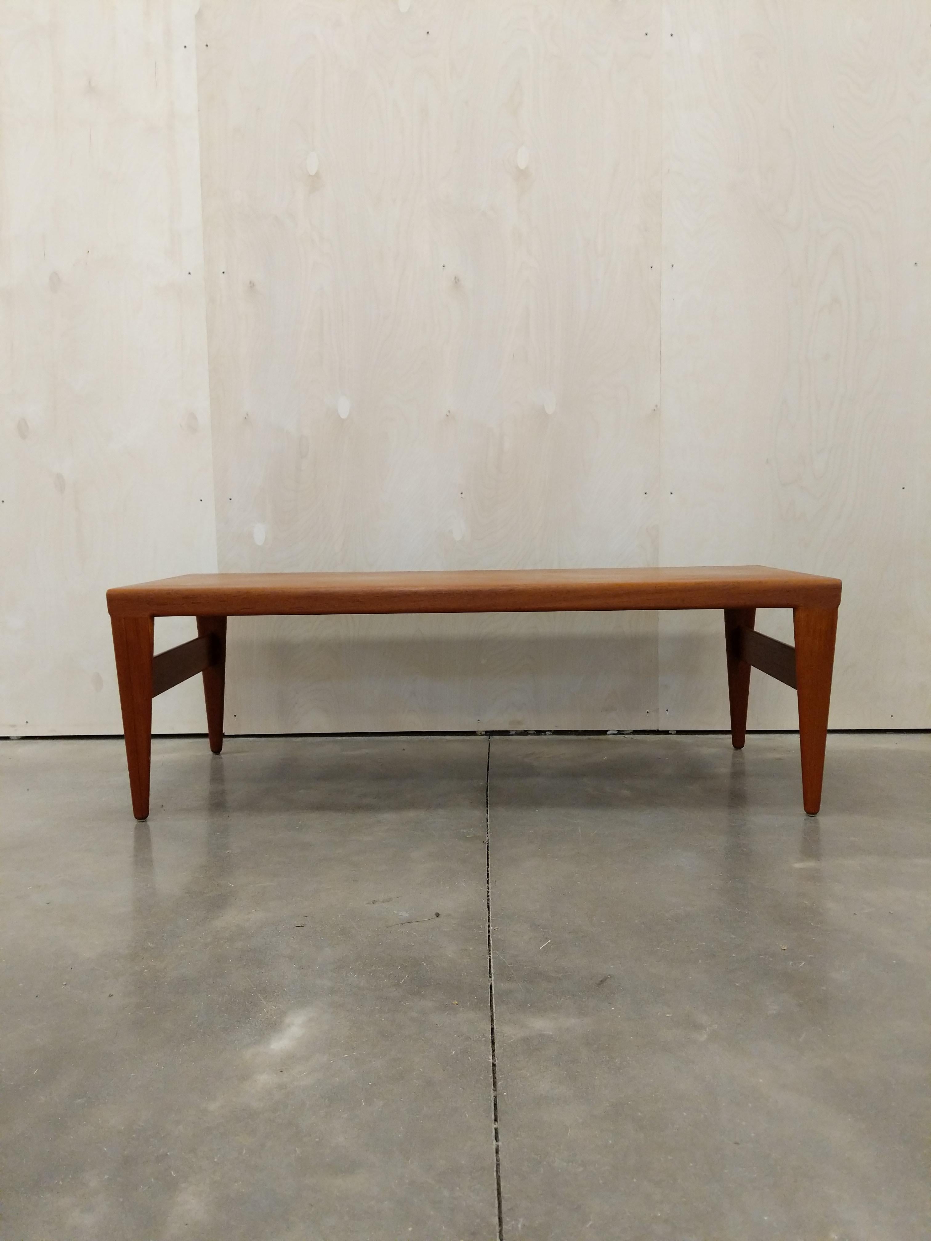Authentic vintage mid century Danish / Scandinavian Modern extendable teak coffee table.

With pull-out surfaces on both ends.

